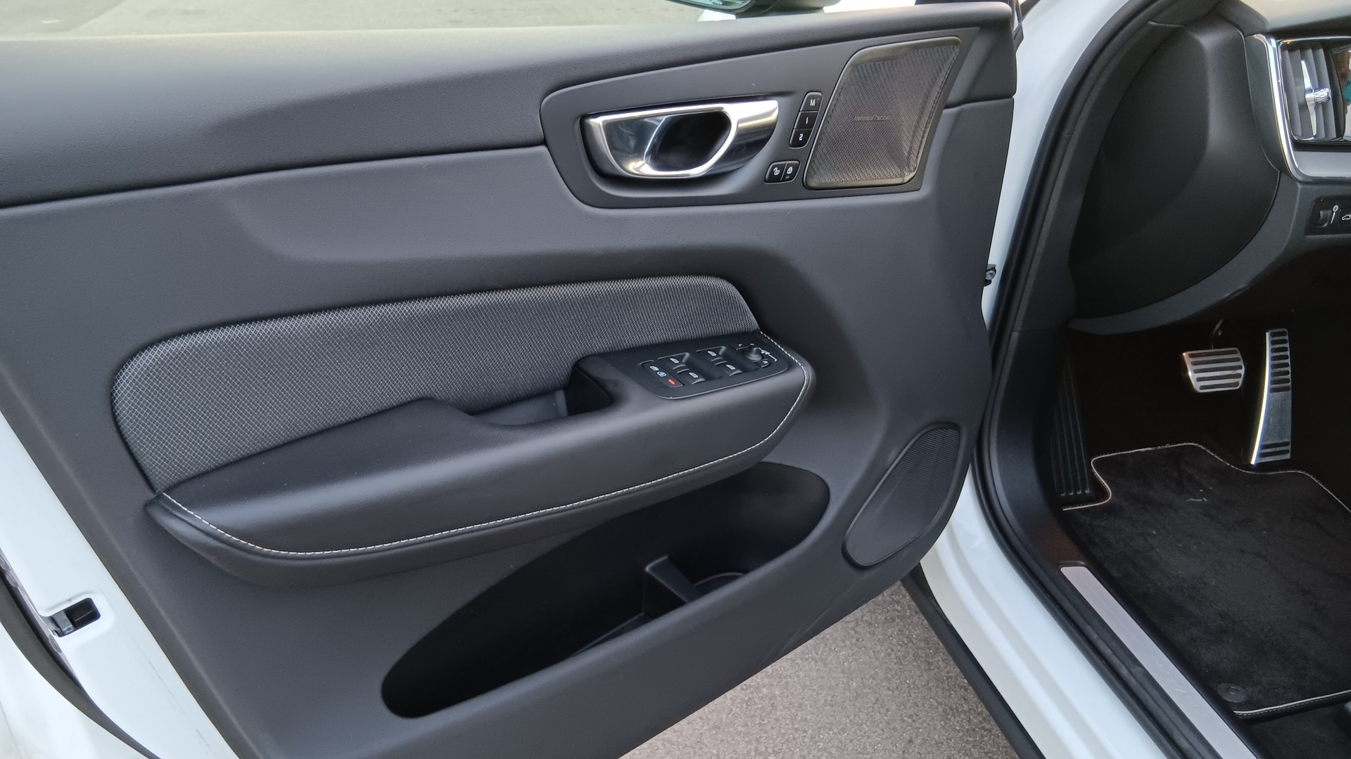 VOLVO XC60 T8 eAWD R-Design Geartronic-image-11