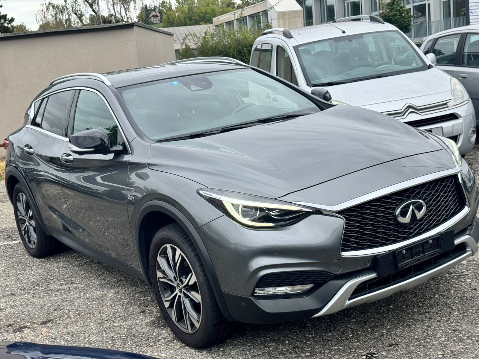 INFINITI QX30 2.0t Luxe Tech AWD DCT AWD-image-4