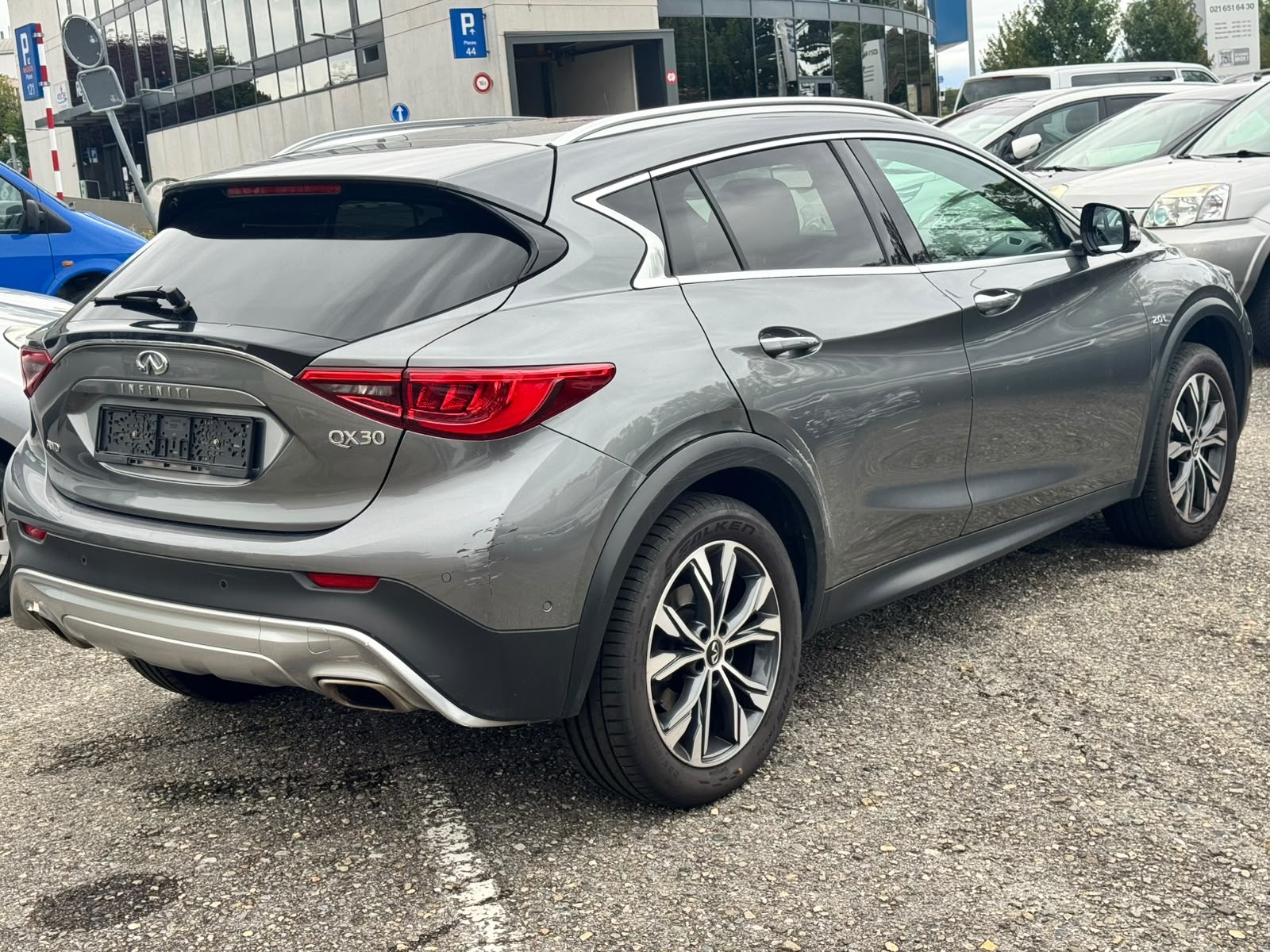 INFINITI QX30 2.0t Luxe Tech AWD DCT AWD-image-5