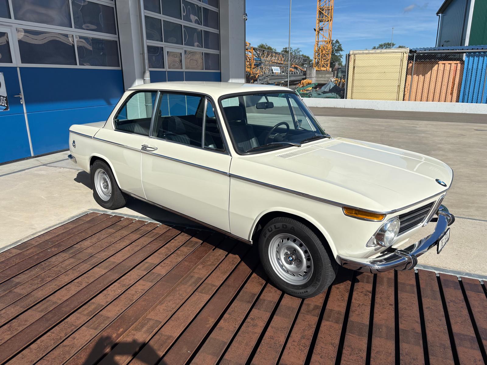 BMW 2002-image-3