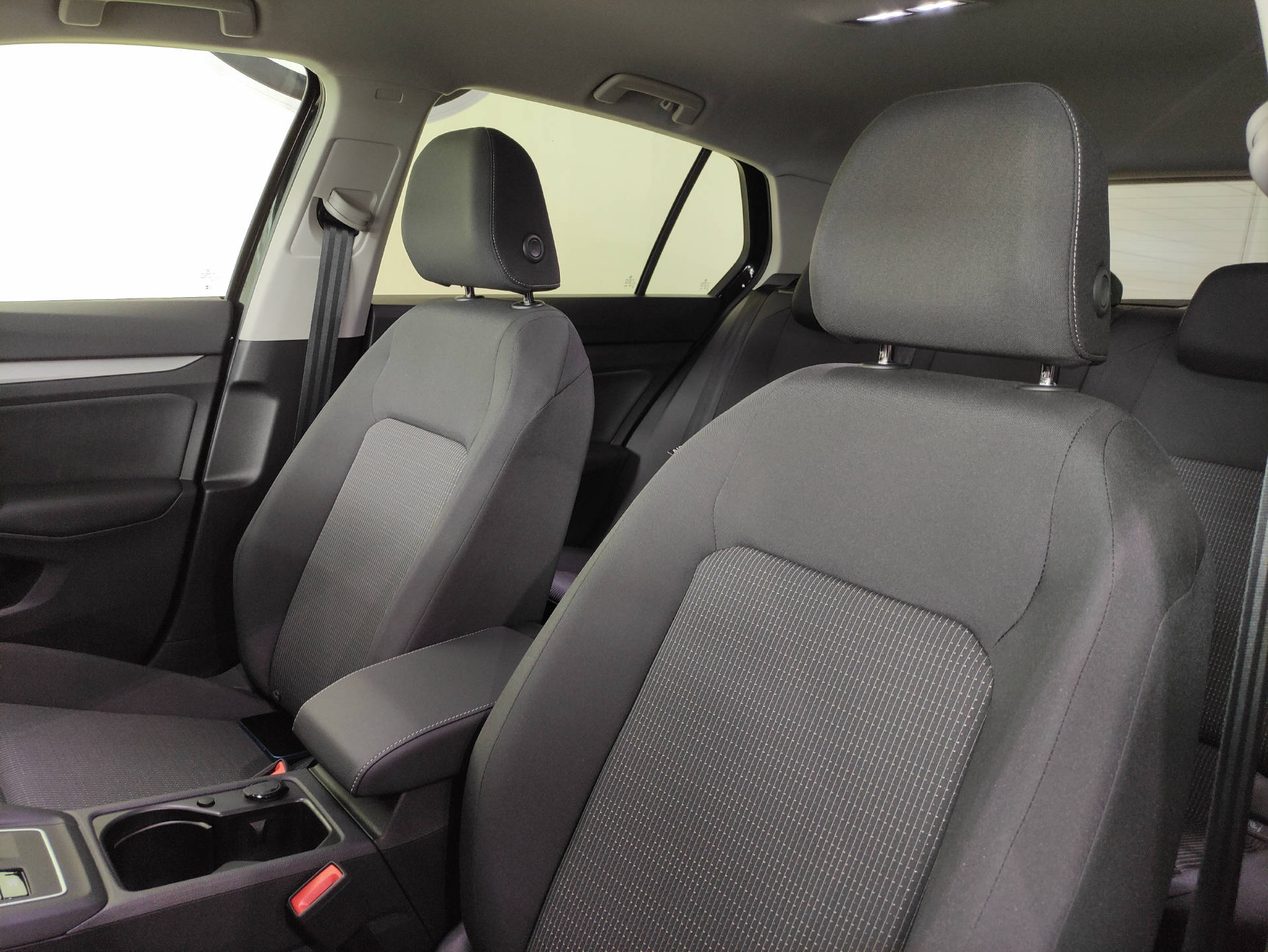 VW Golf VIII 1.5 eTSI Value DSG-image-3