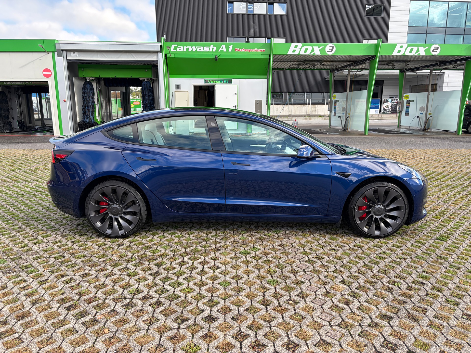 TESLA Model 3 Performance-image-1