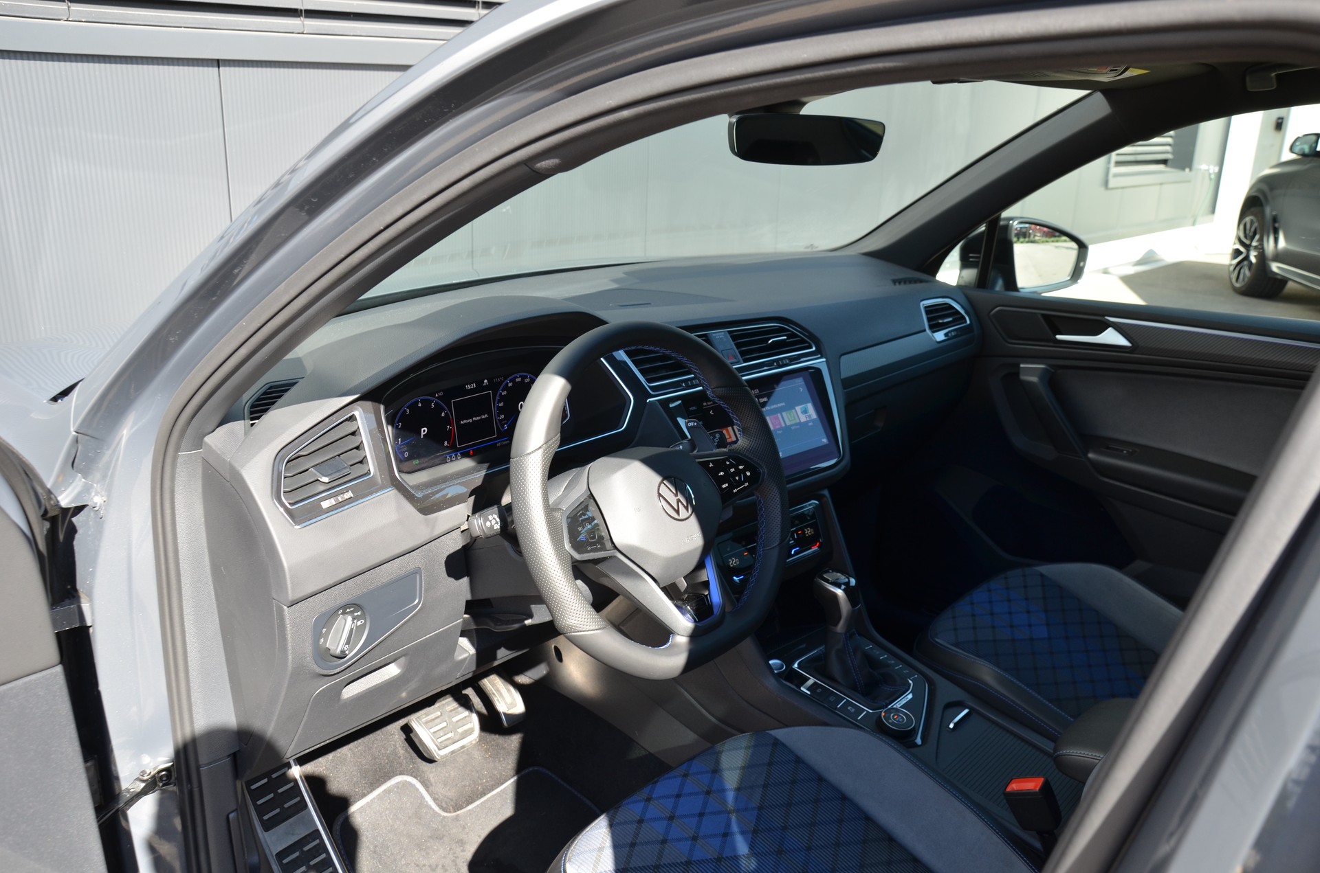 VW Tiguan 2.0TSI R 4Motion DSG-image-13