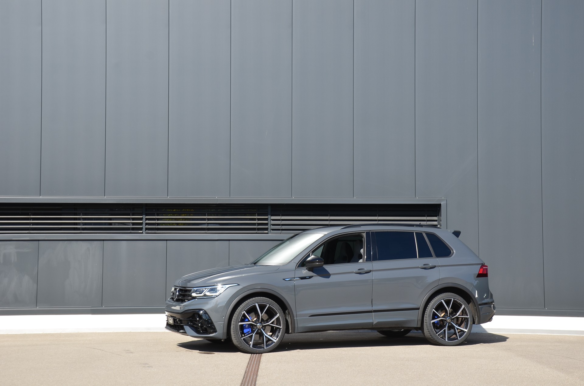 VW Tiguan 2.0TSI R 4Motion DSG-image-1
