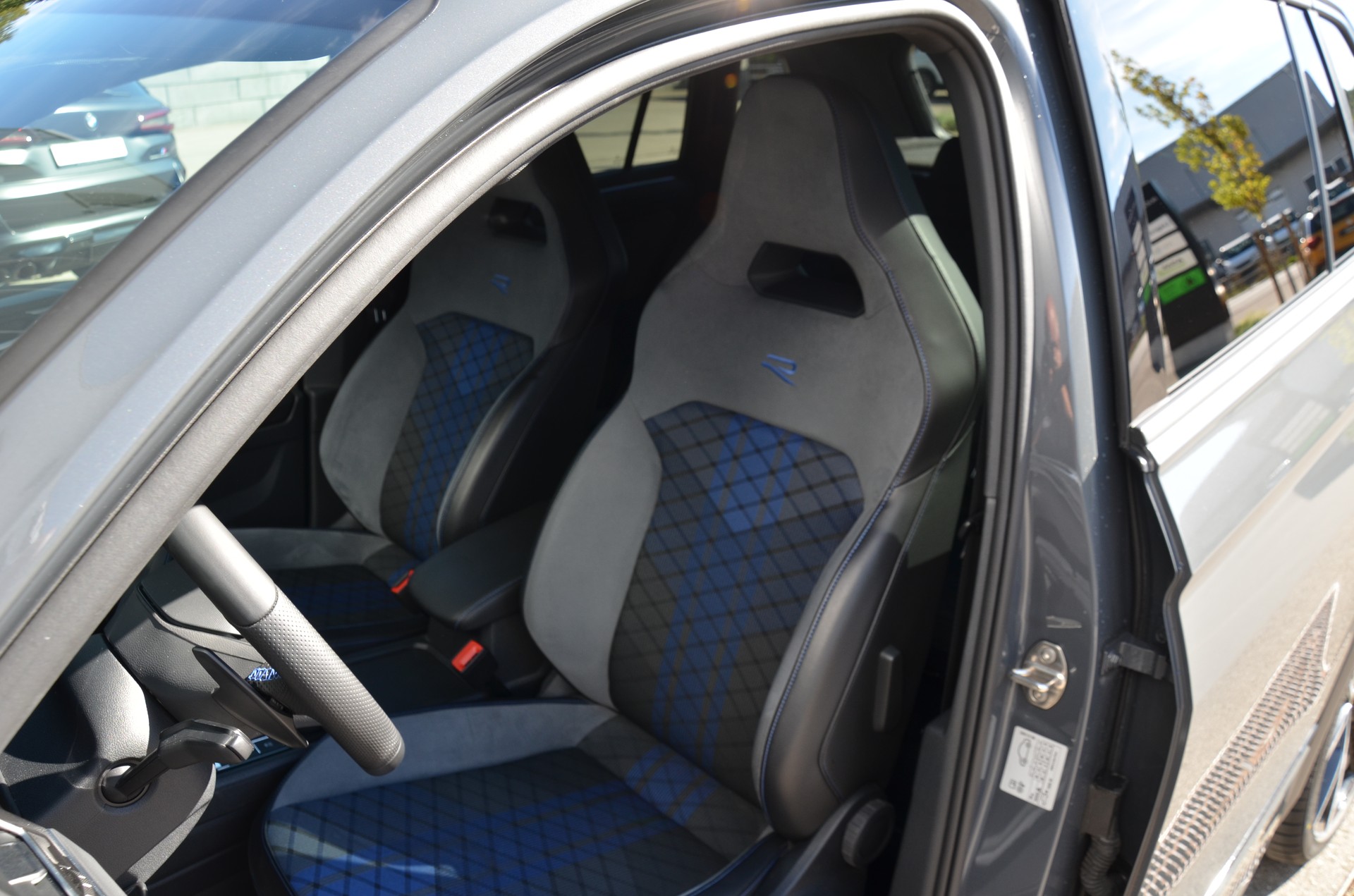 VW Tiguan 2.0TSI R 4Motion DSG-image-12