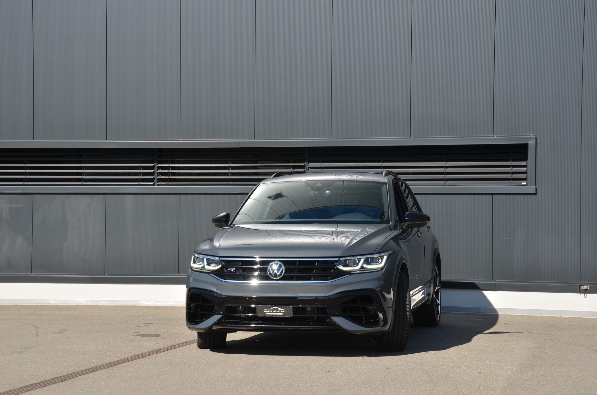 VW Tiguan 2.0TSI R 4Motion DSG-image-4