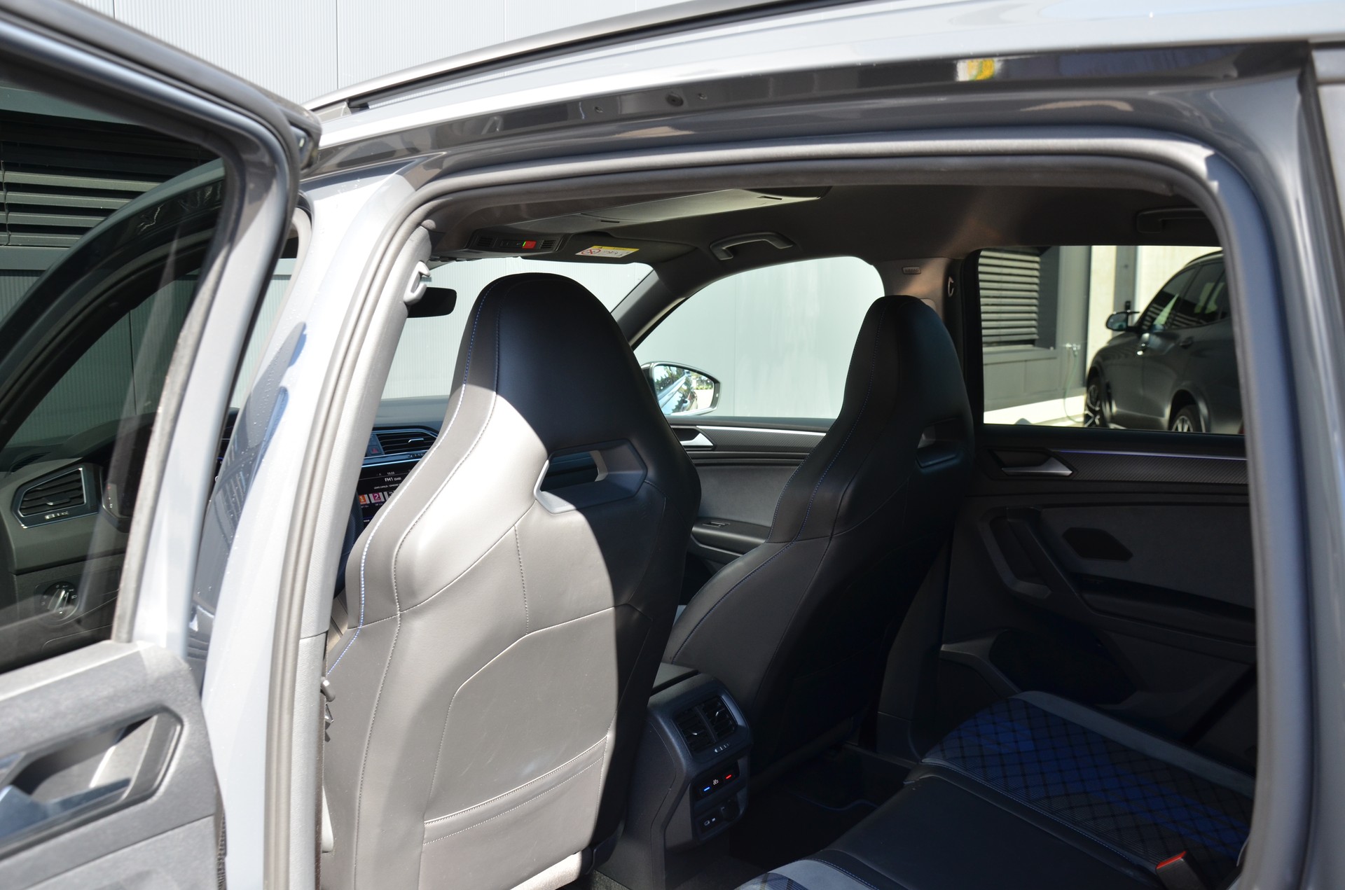 VW Tiguan 2.0TSI R 4Motion DSG-image-14