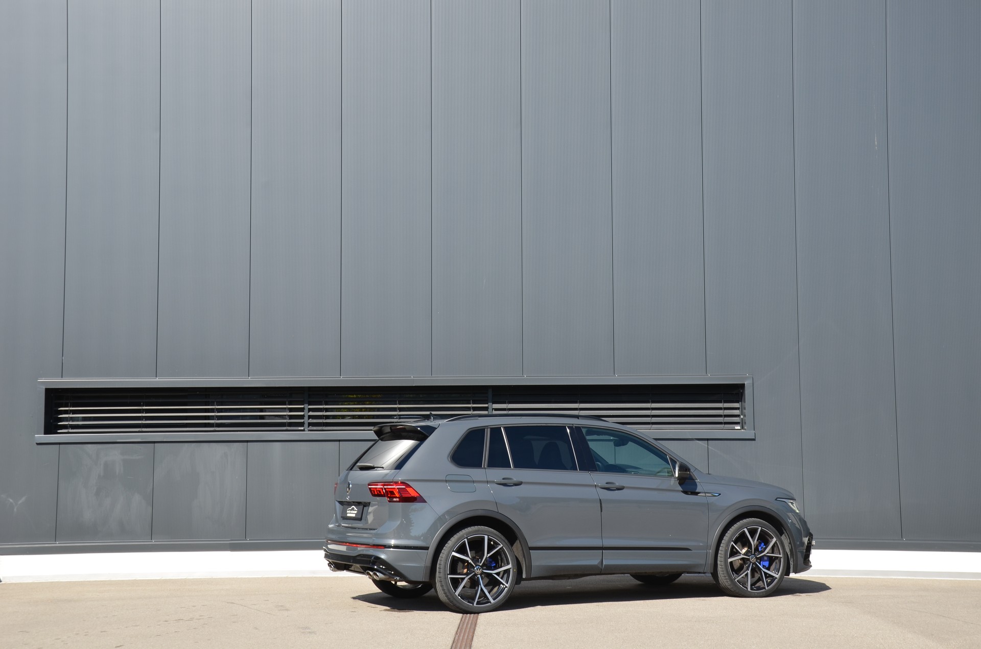VW Tiguan 2.0TSI R 4Motion DSG-image-3