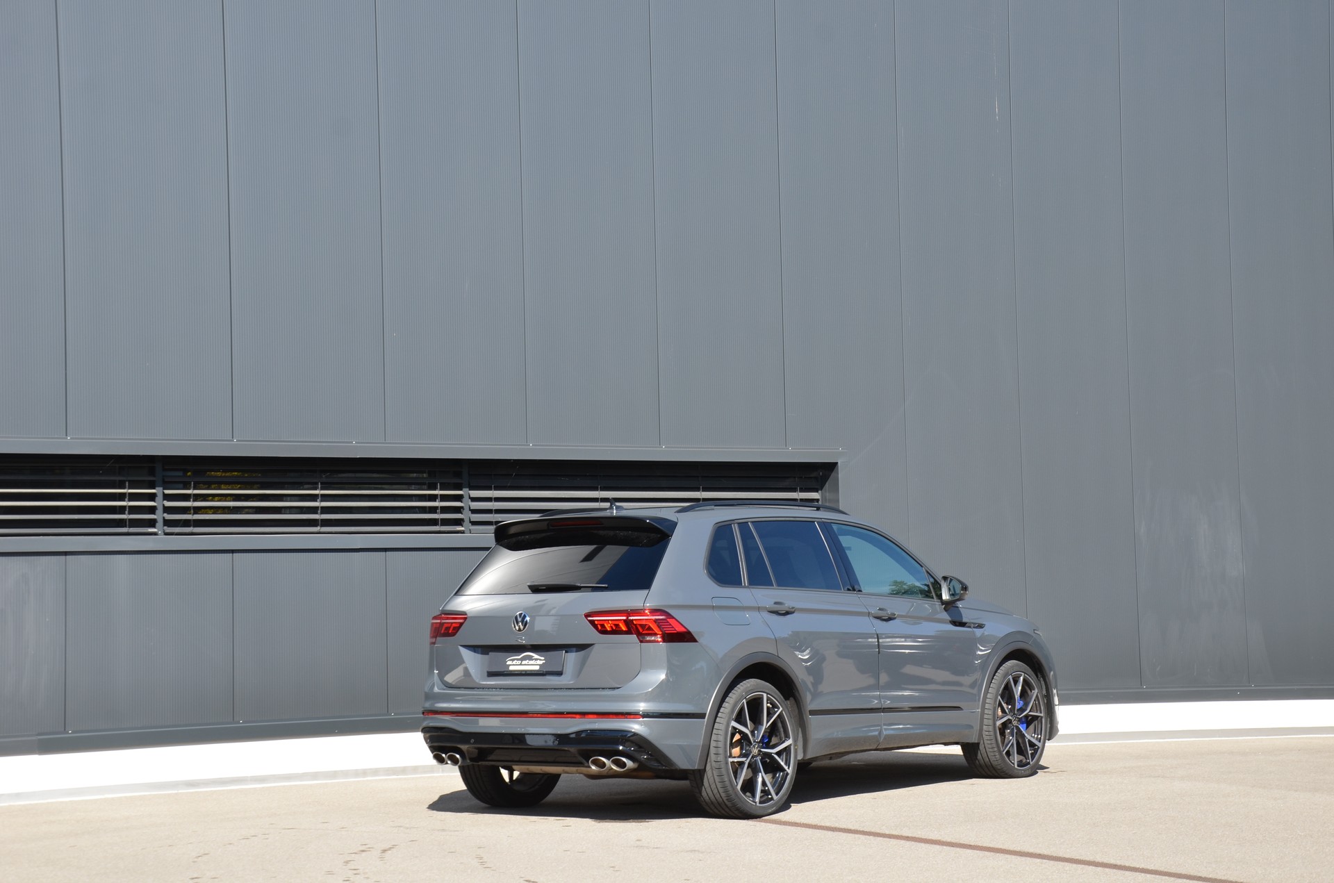 VW Tiguan 2.0TSI R 4Motion DSG-image-2