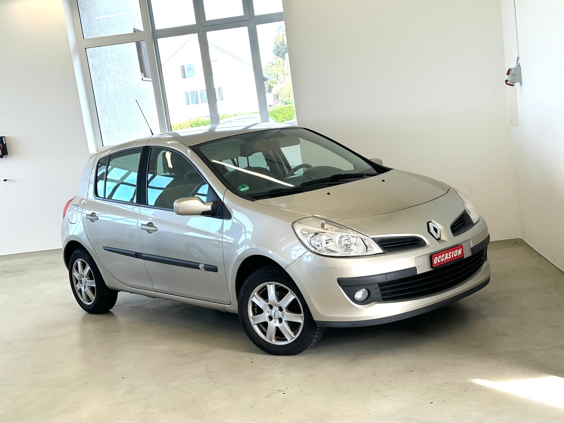 RENAULT Clio Privilège 1.6 16V-image-0
