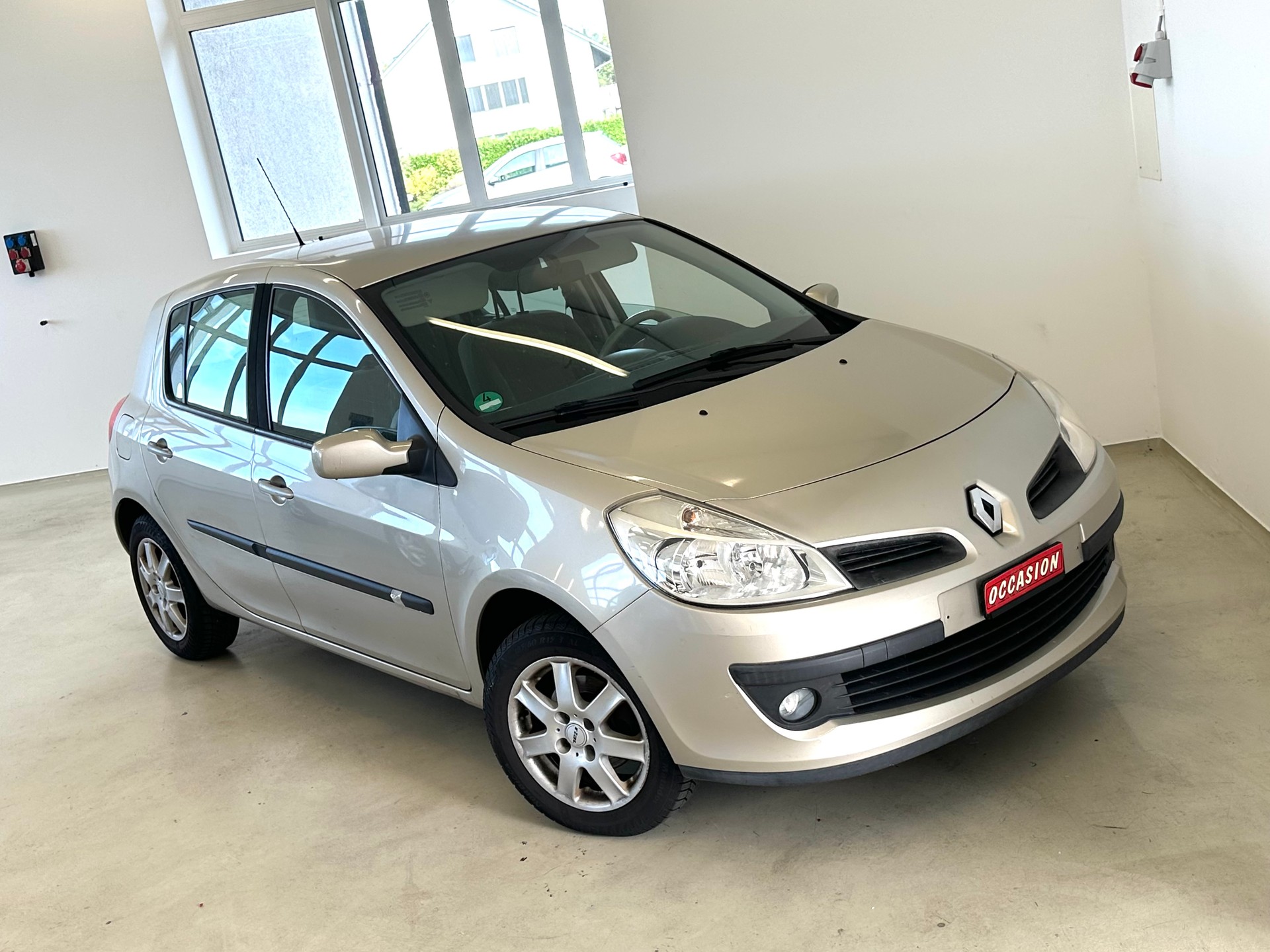 RENAULT Clio Privilège 1.6 16V-image-4