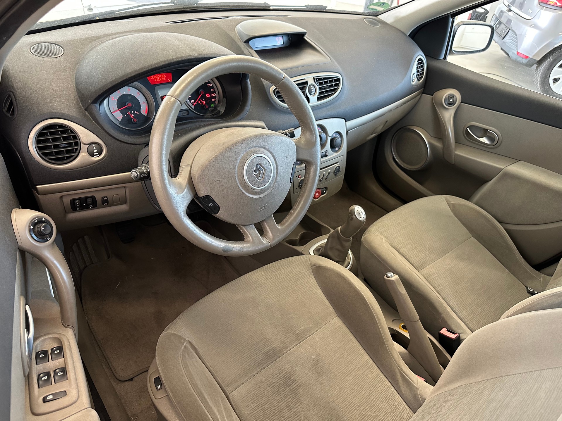 RENAULT Clio Privilège 1.6 16V-image-17
