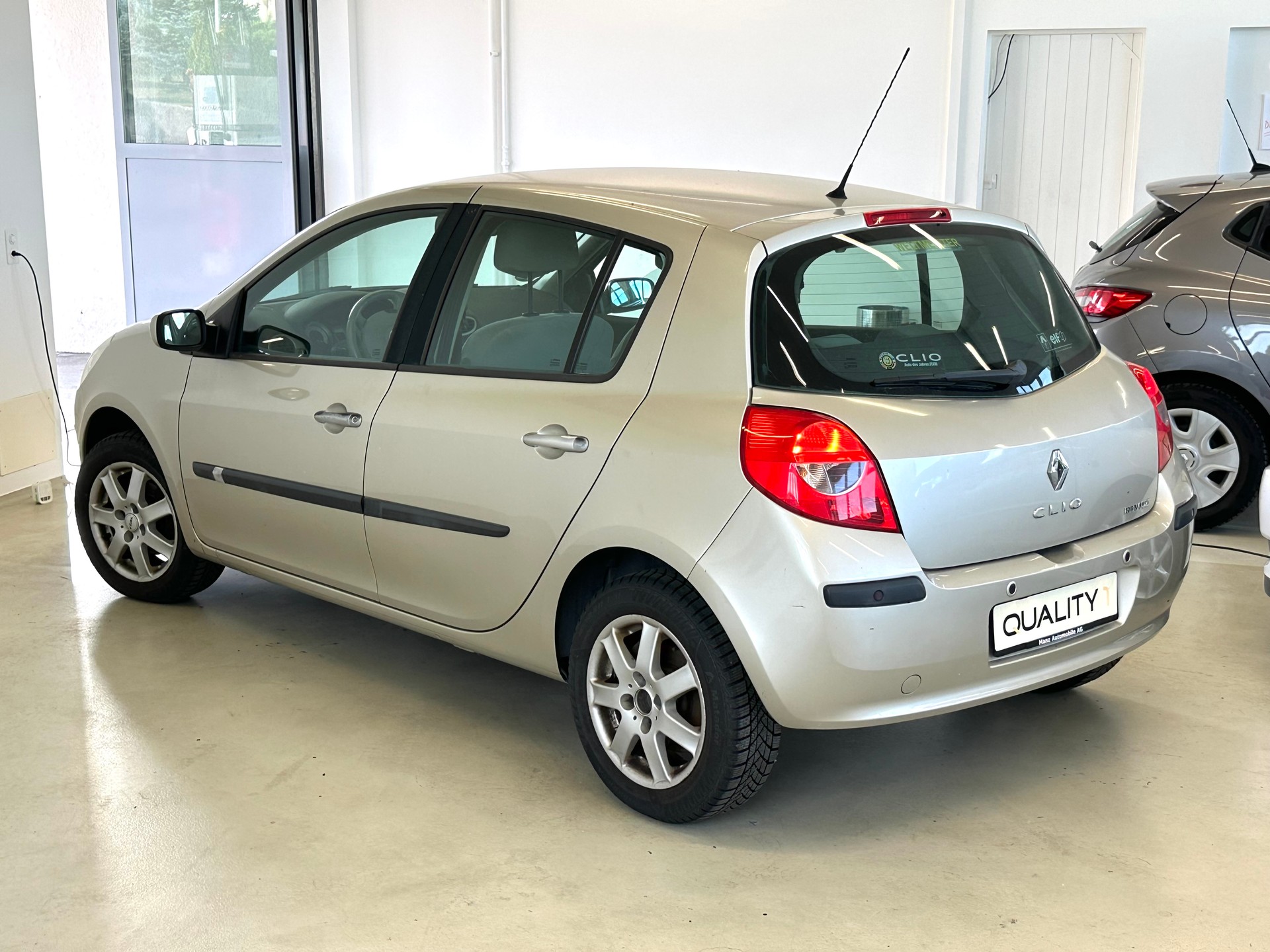 RENAULT Clio Privilège 1.6 16V-image-10