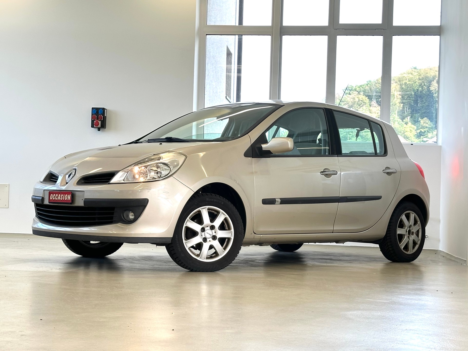 RENAULT Clio Privilège 1.6 16V-image-6