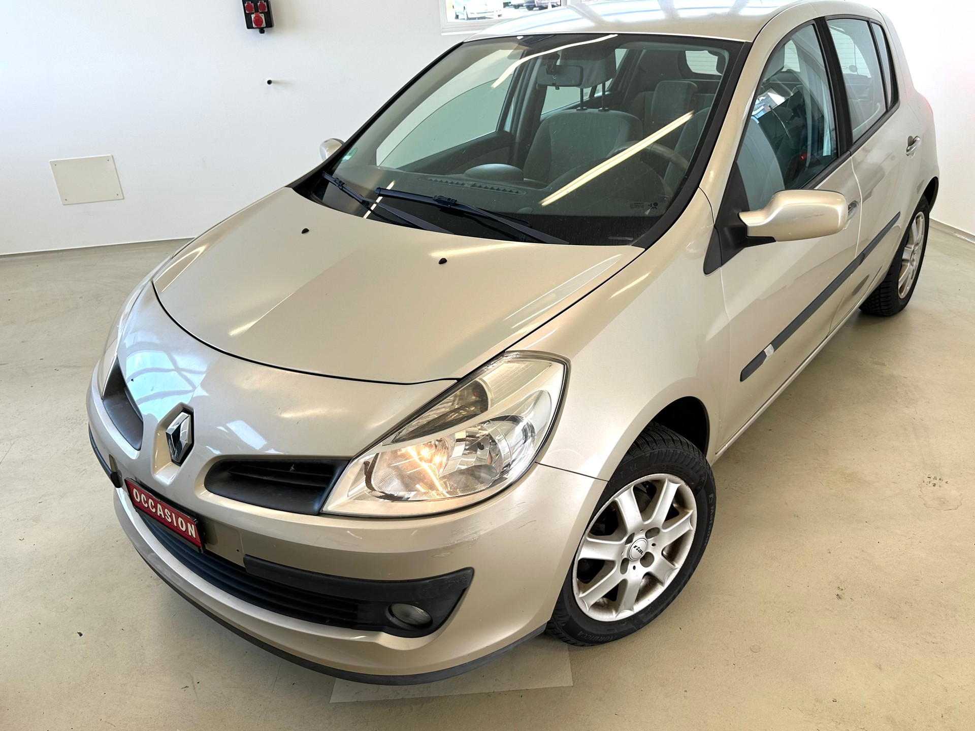 RENAULT Clio Privilège 1.6 16V-image-3