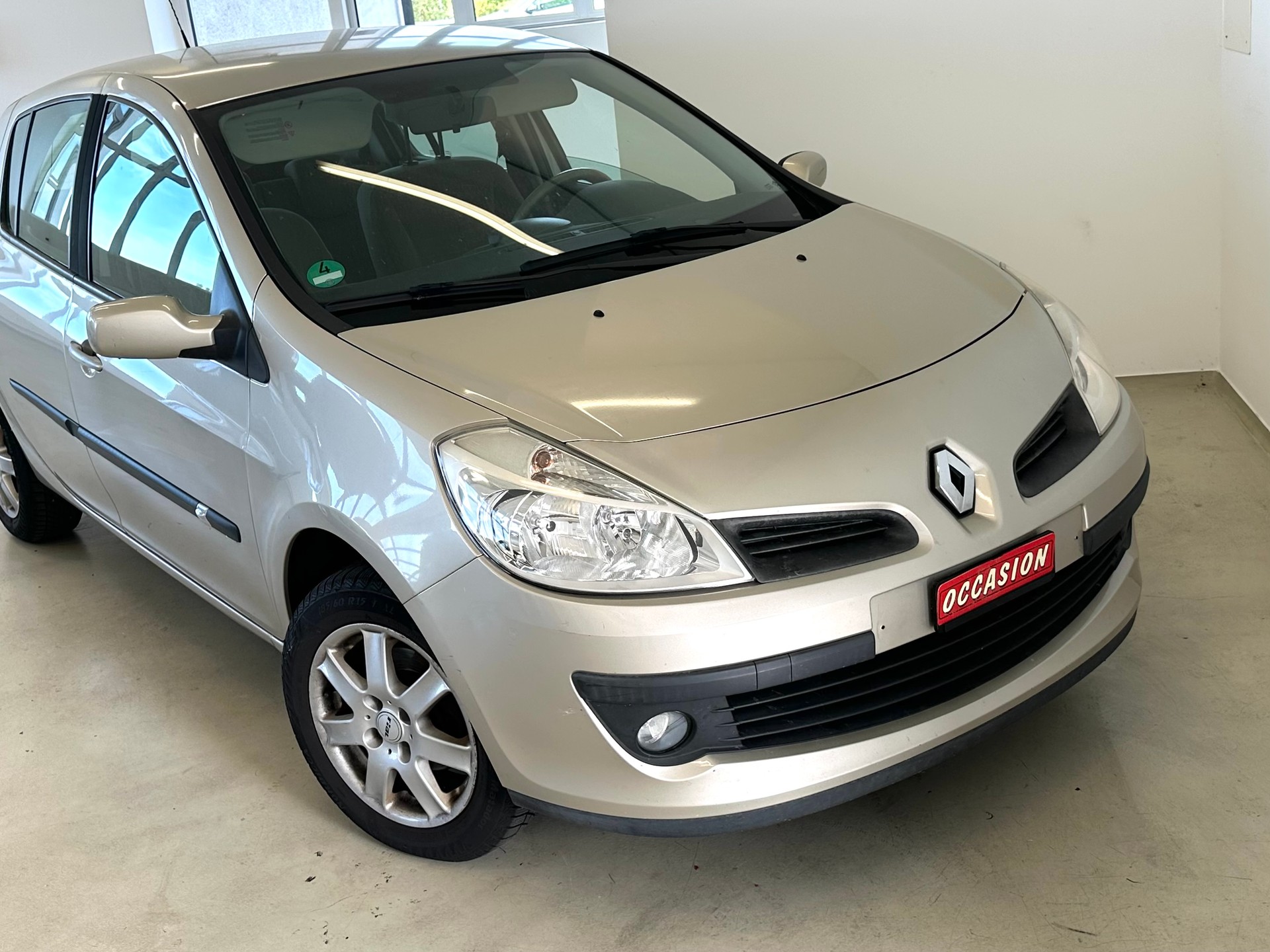 RENAULT Clio Privilège 1.6 16V-image-2