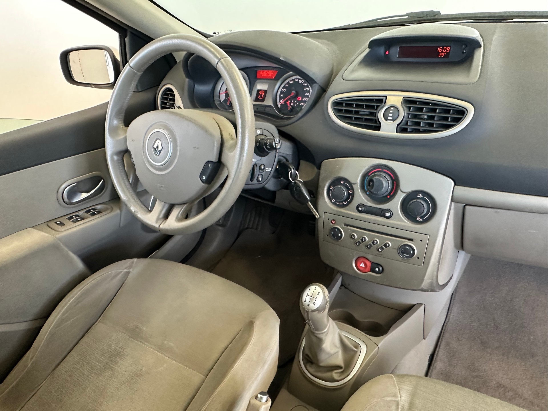 RENAULT Clio Privilège 1.6 16V-image-18