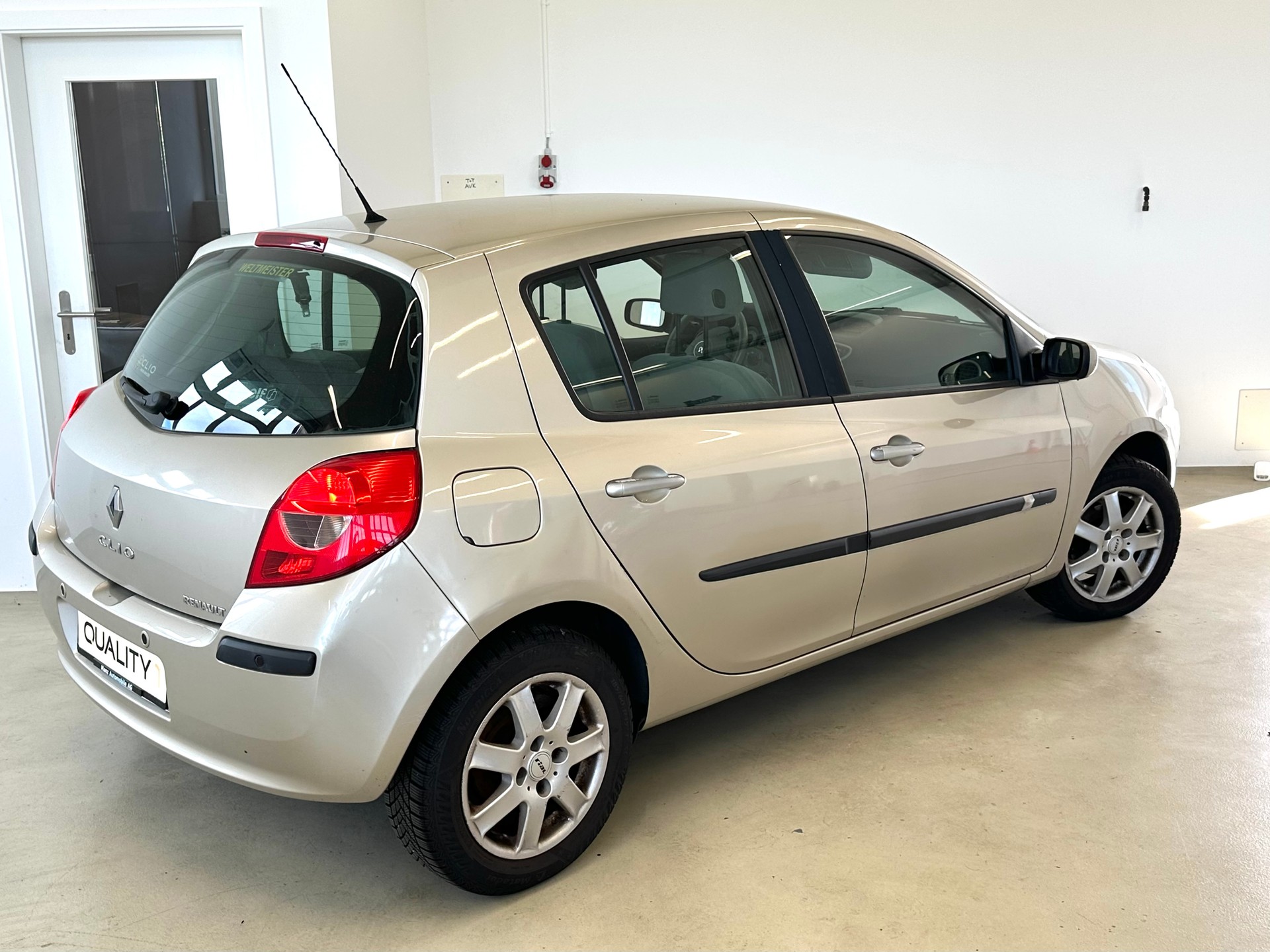 RENAULT Clio Privilège 1.6 16V-image-9