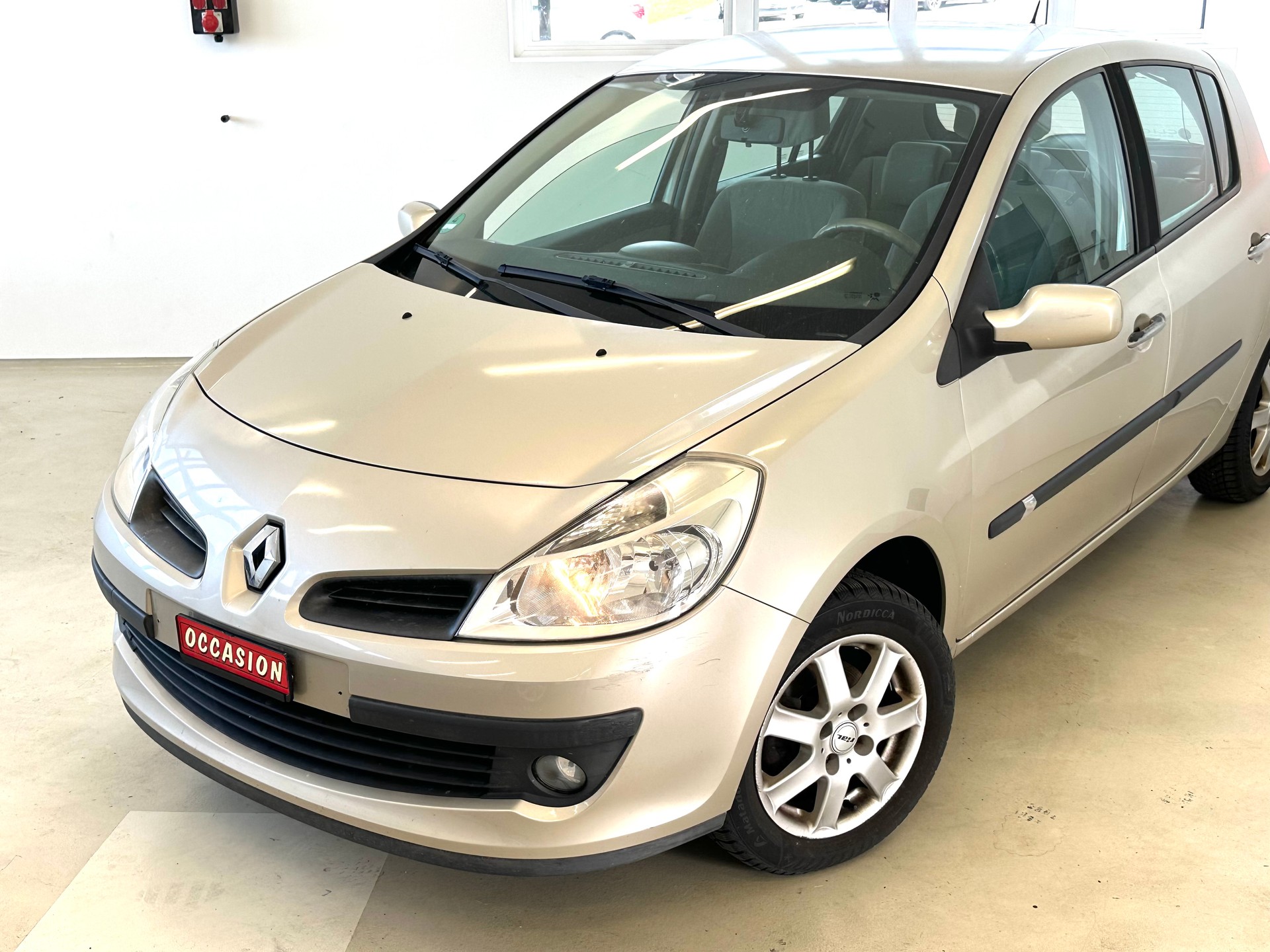 RENAULT Clio Privilège 1.6 16V-image-5