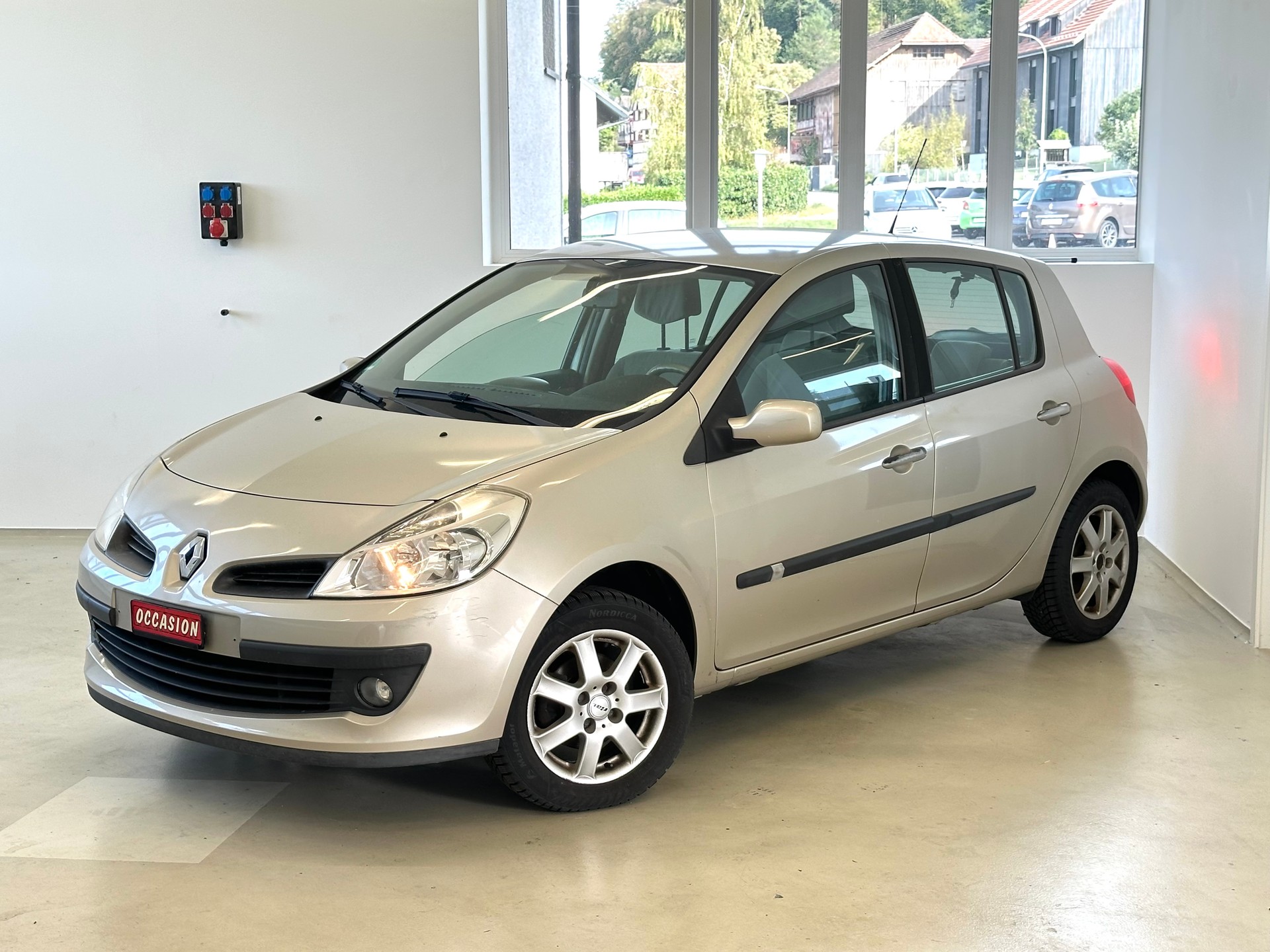RENAULT Clio Privilège 1.6 16V-image-1