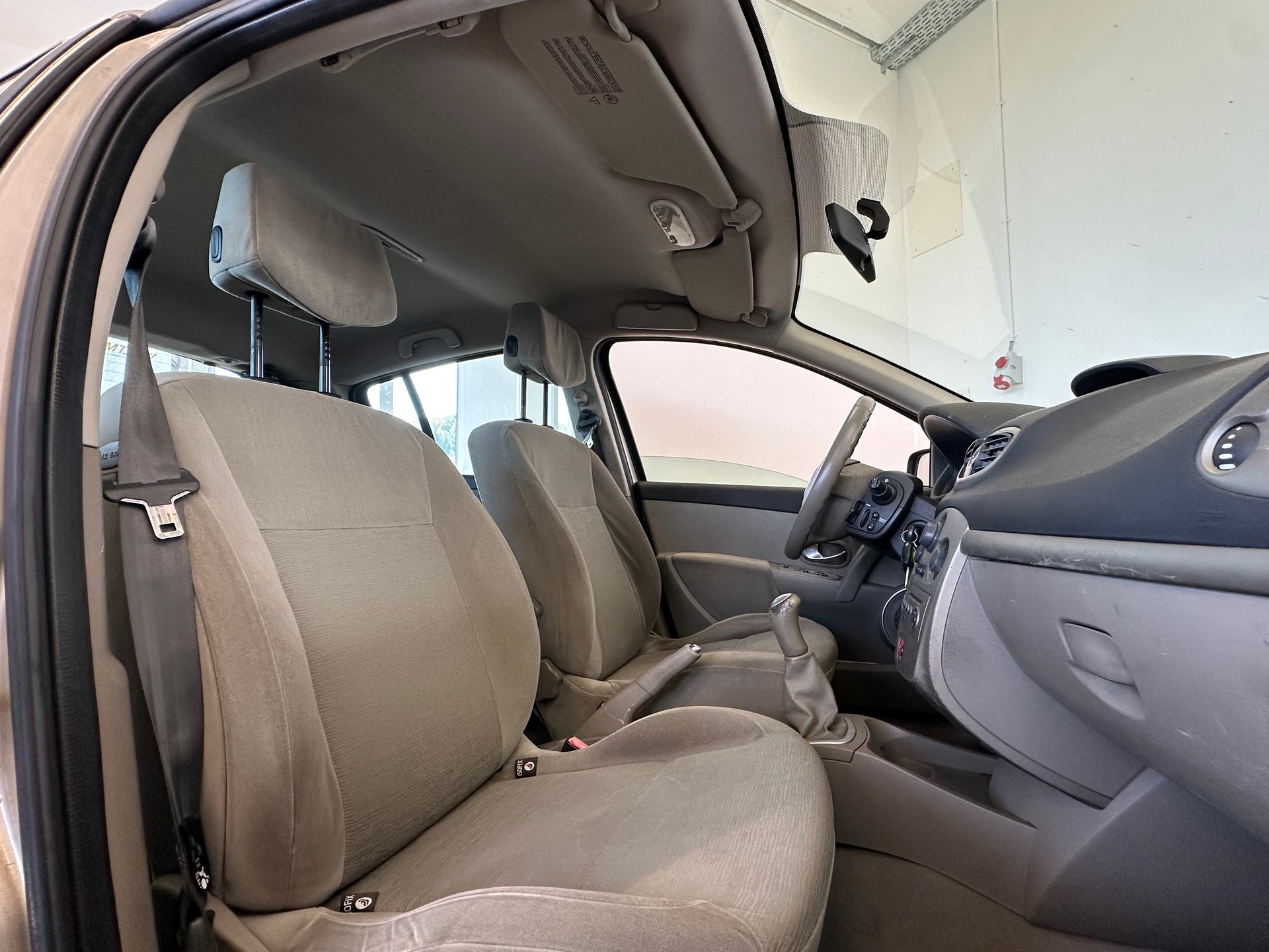 RENAULT Clio Privilège 1.6 16V-image-19