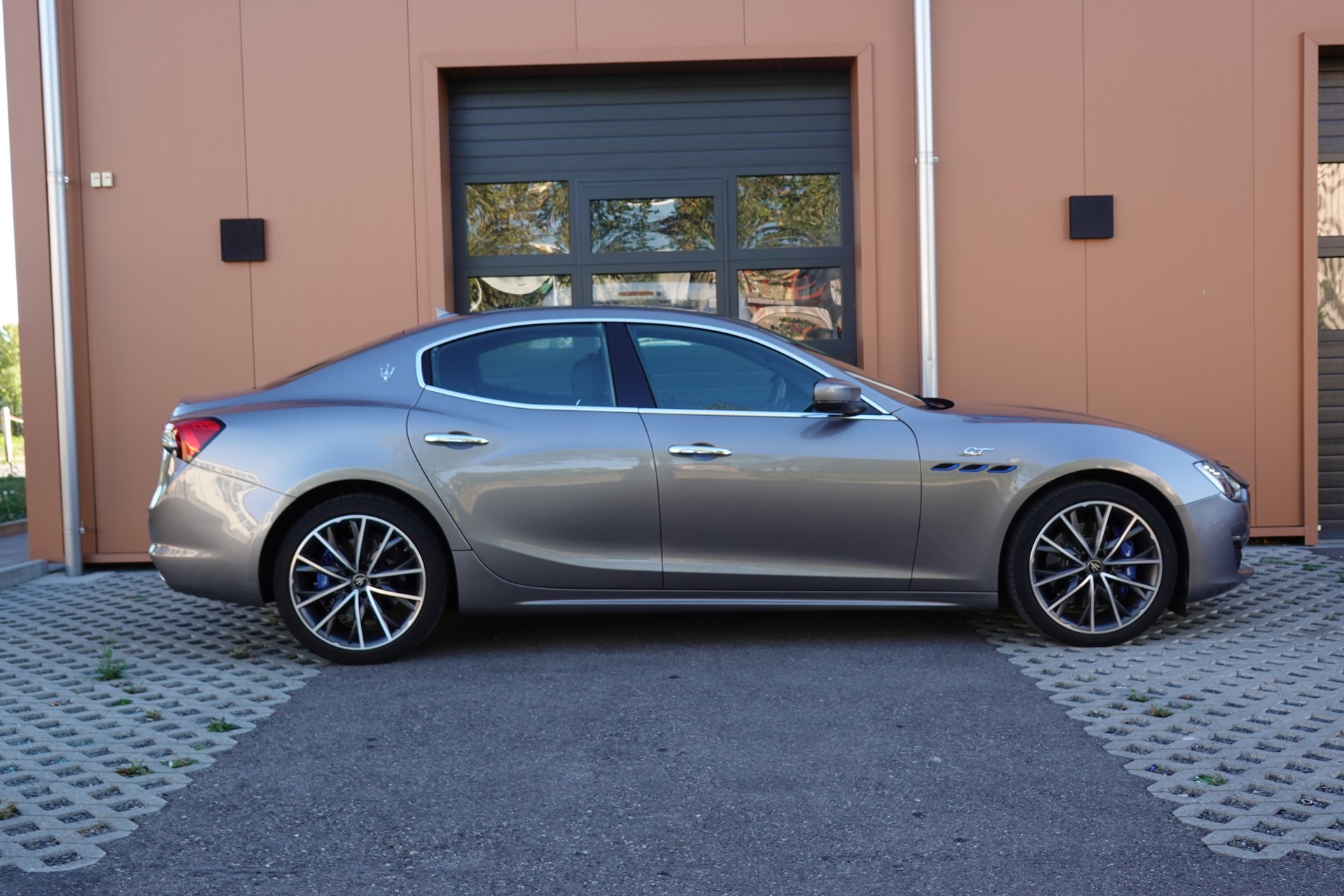 MASERATI Ghibli 2.0 Hybrid GT "* CH Auto * Tempomat * Camera recul * Sièges Electriques/mémoire * Toit Ouvrant * Phares LED *"-image-3
