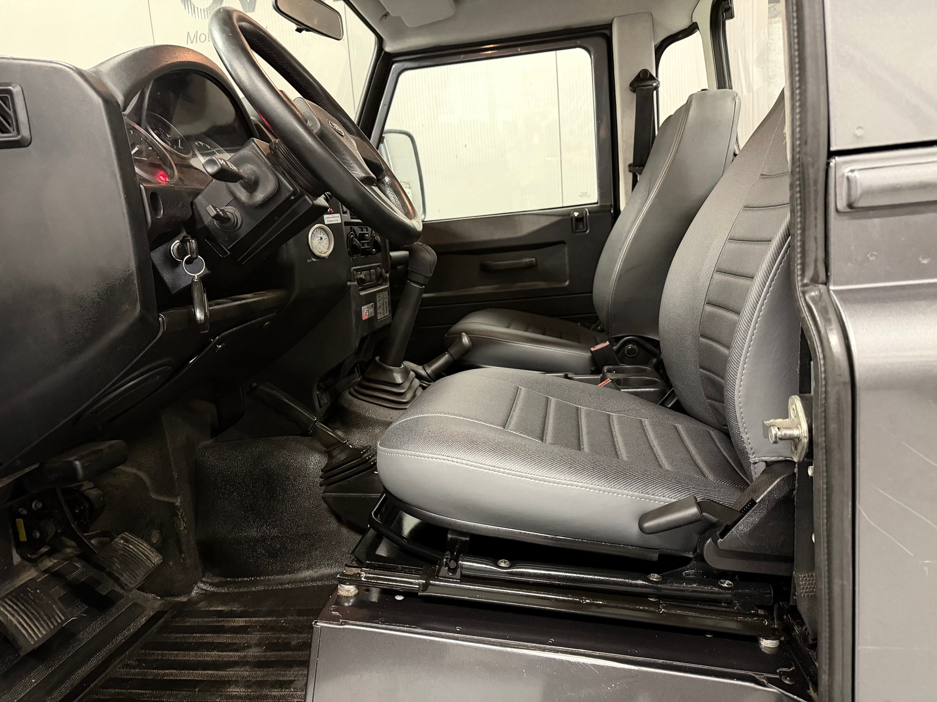 LAND ROVER 130-image-8