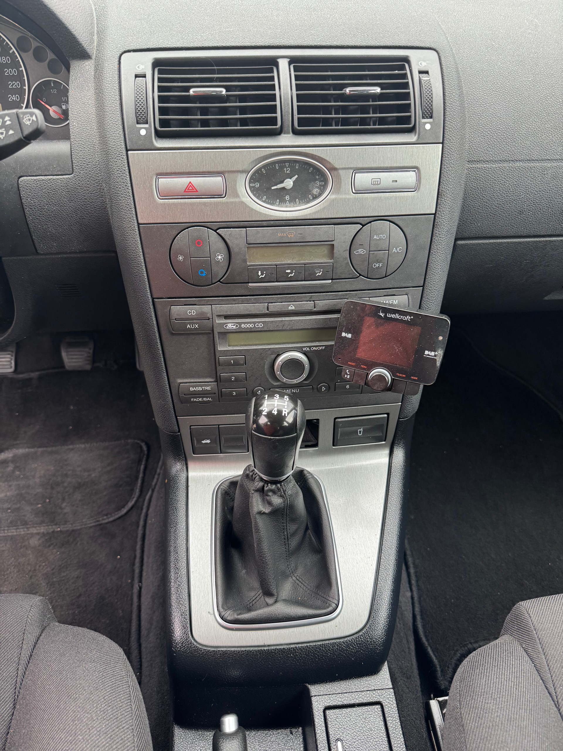 FORD Mondeo 2.0i 16V Ghia-image-8
