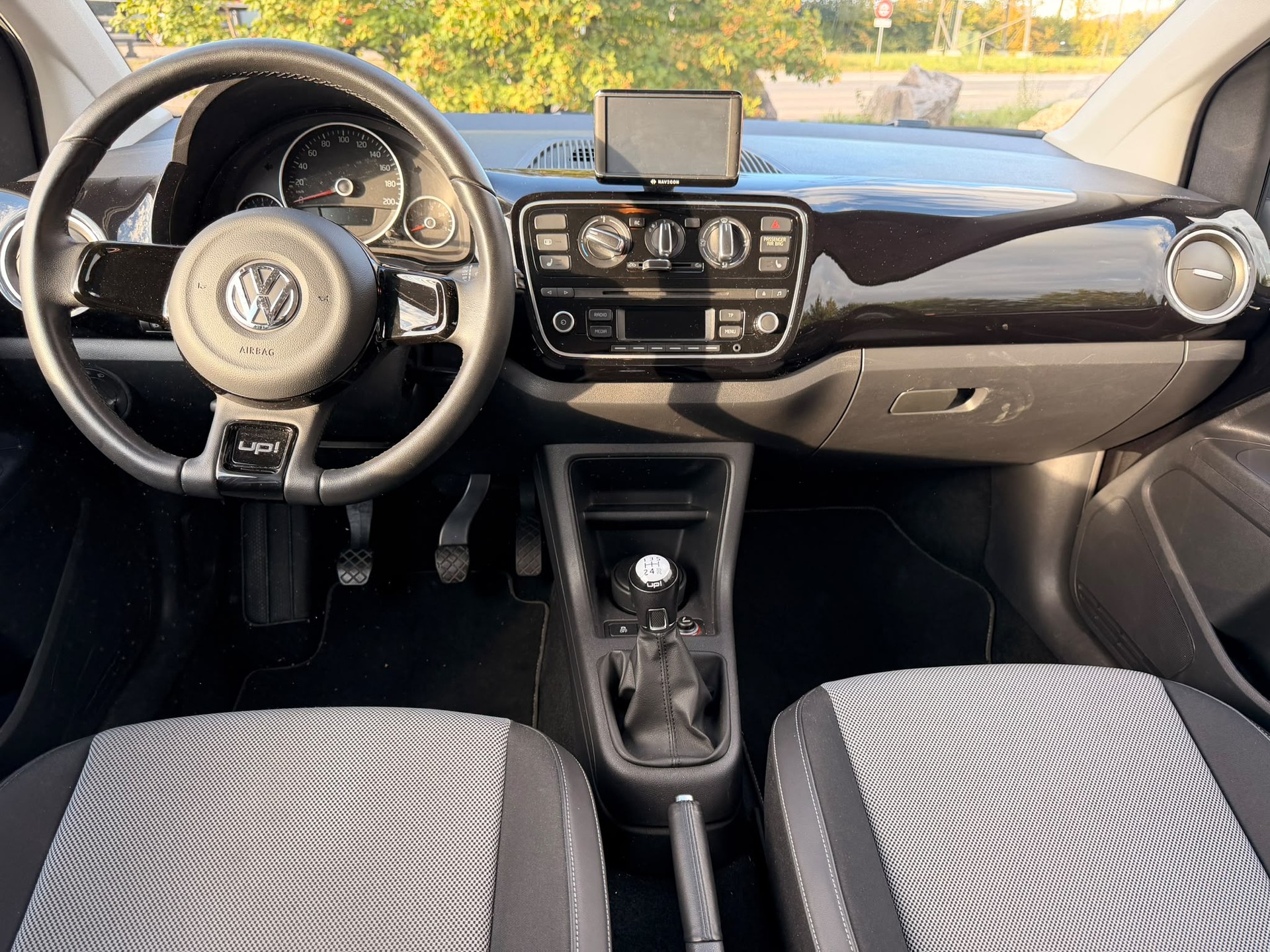 VW Up 1.0 white up-image-5