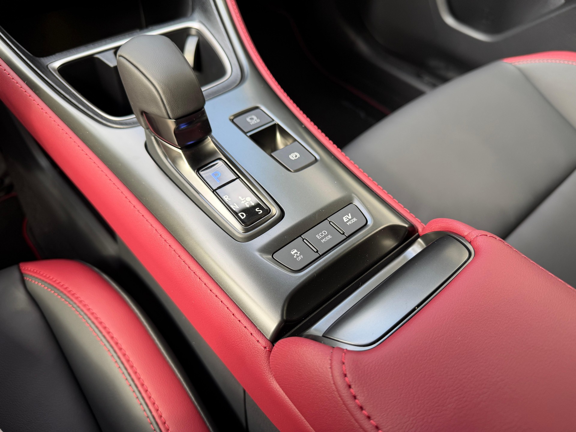 LEXUS LBX 1.5 Hybrid Vibrant Edition AWD-image-13