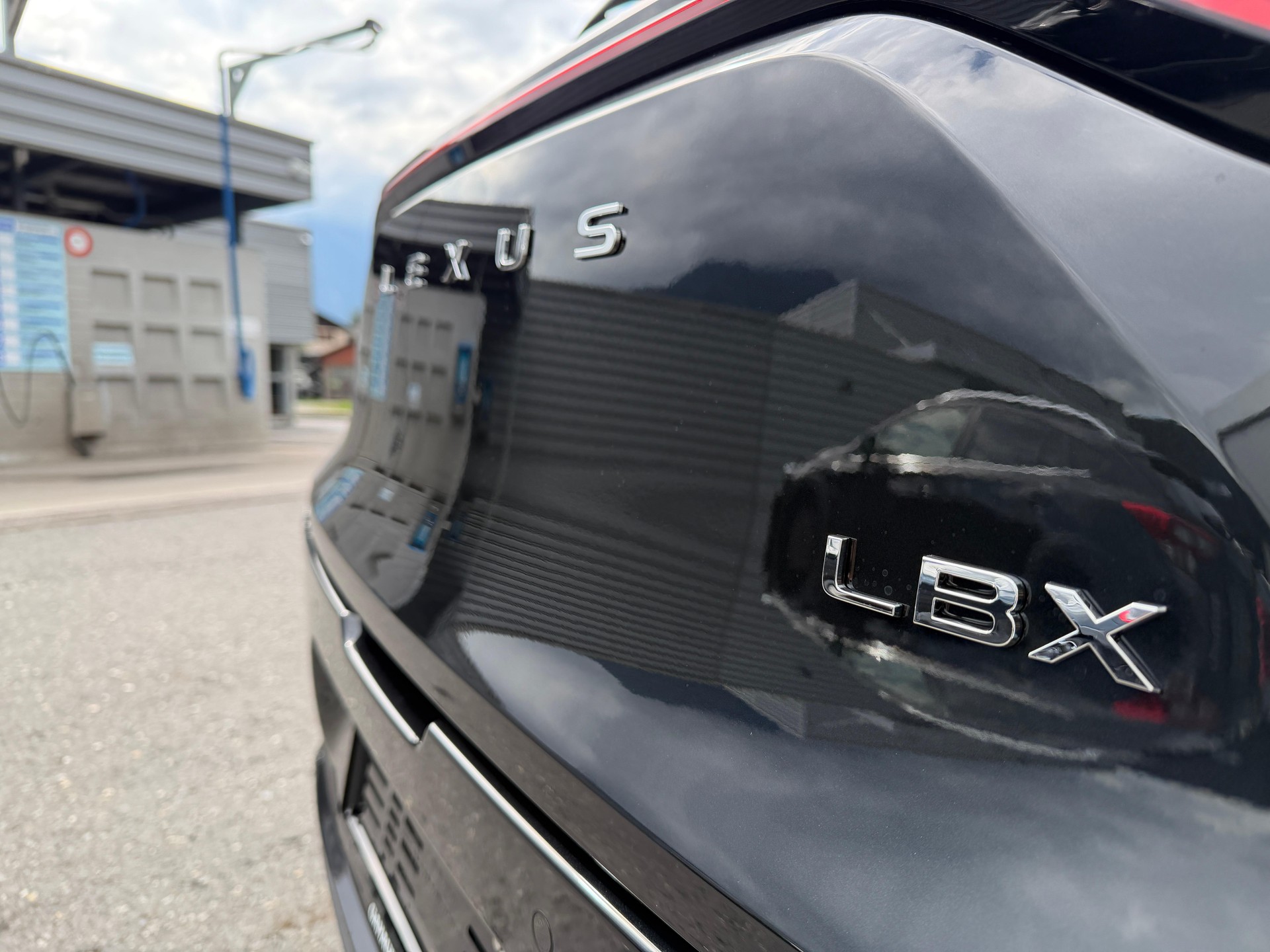 LEXUS LBX 1.5 Hybrid Vibrant Edition AWD-image-5