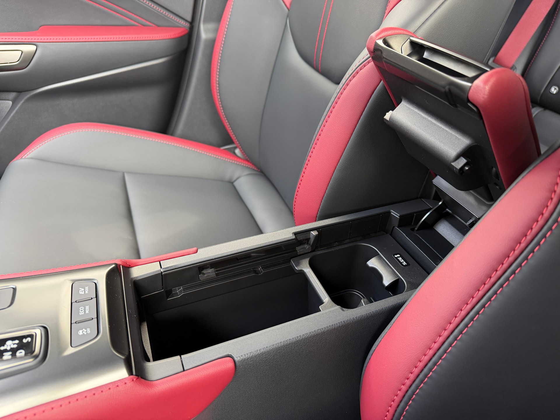 LEXUS LBX 1.5 Hybrid Vibrant Edition AWD-image-14