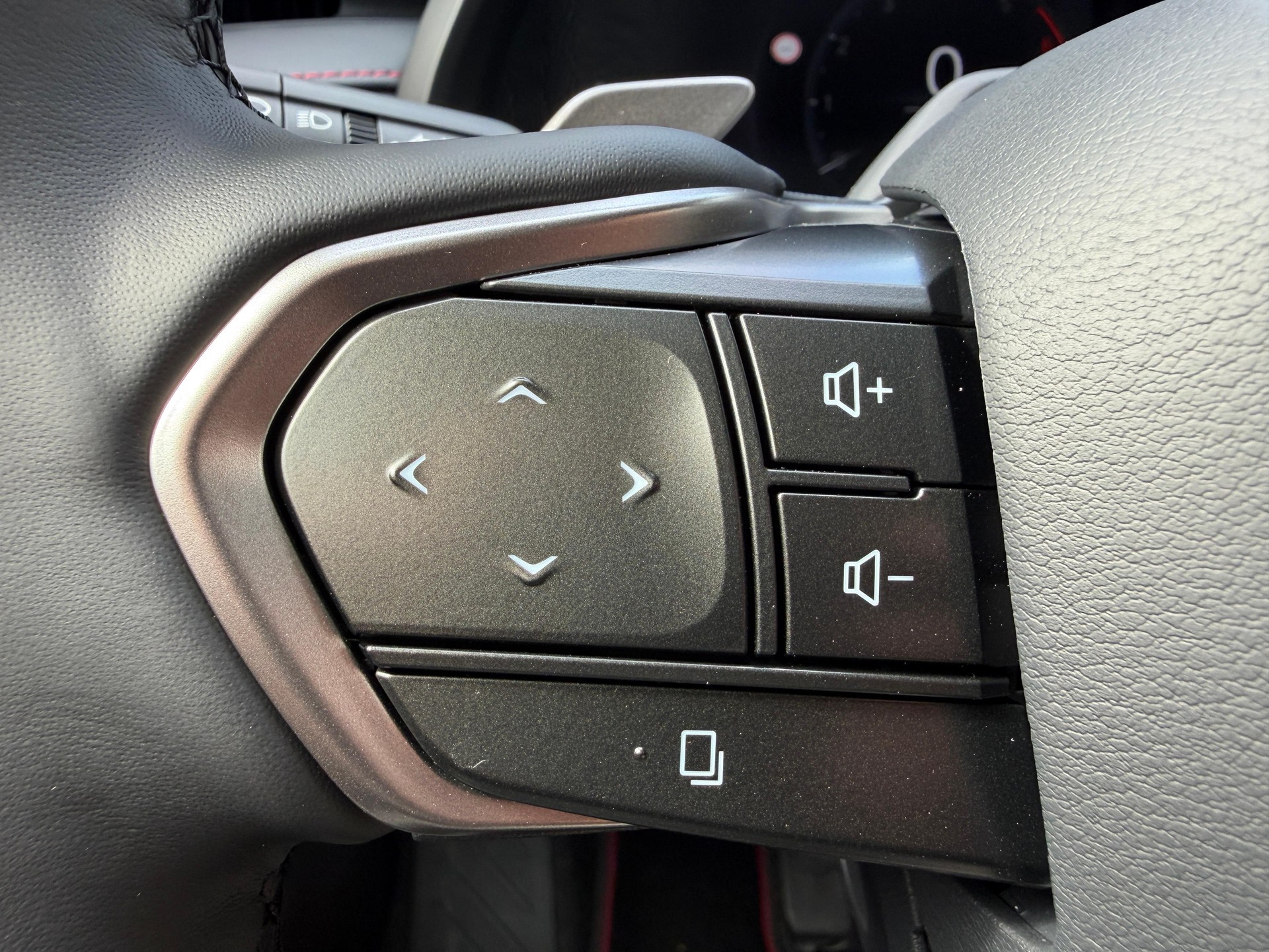 LEXUS LBX 1.5 Hybrid Vibrant Edition AWD-image-11