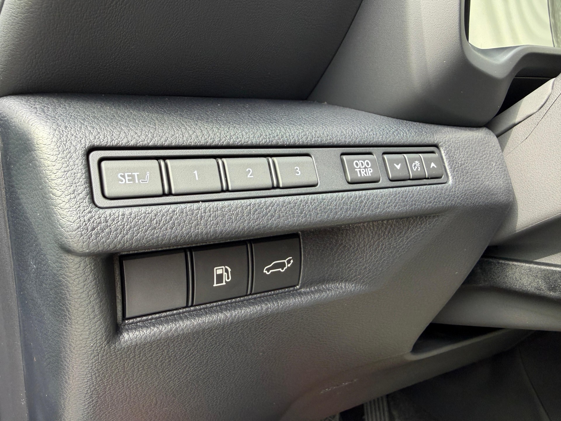 LEXUS LBX 1.5 Hybrid Vibrant Edition AWD-image-12