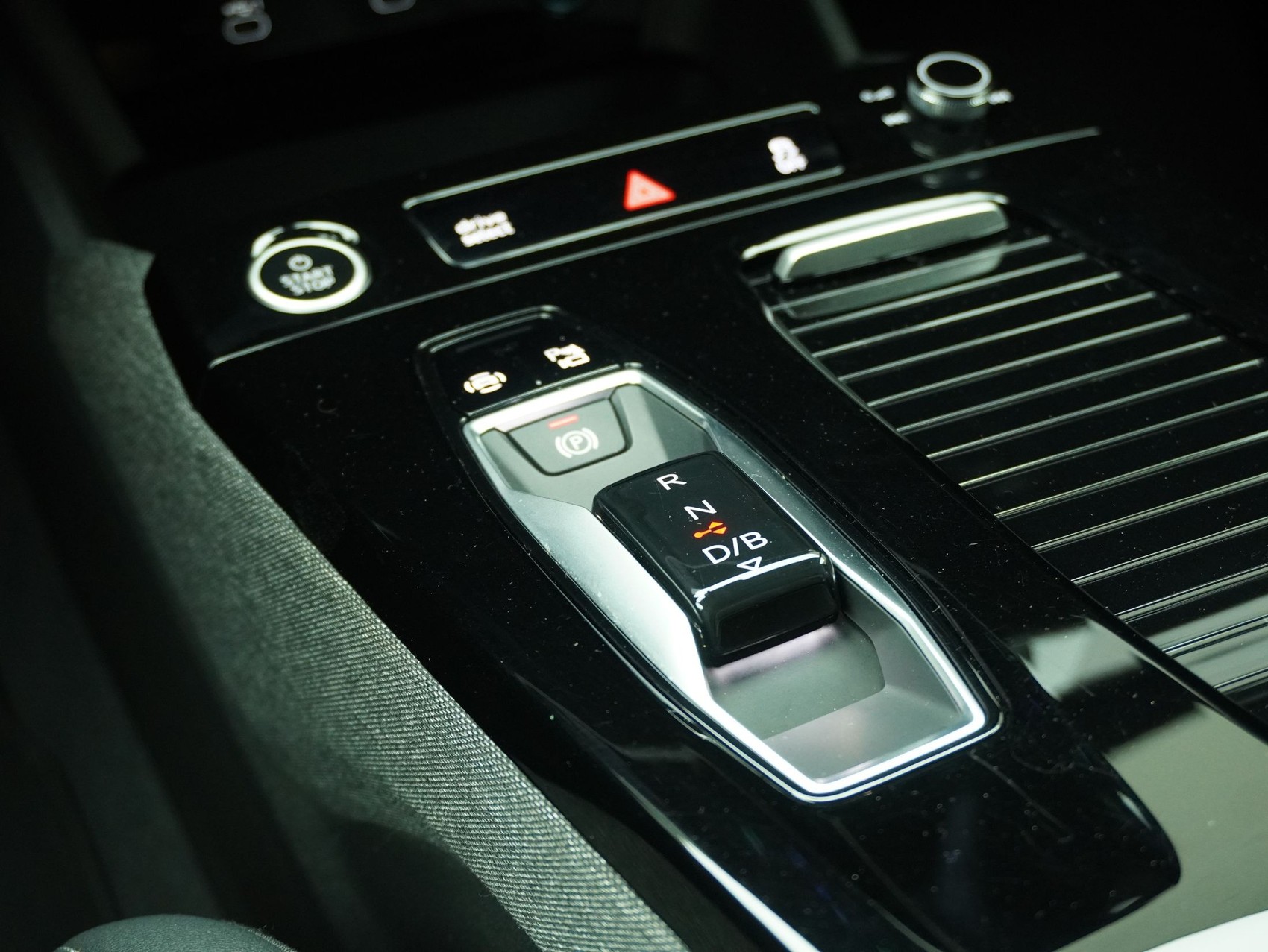 AUDI Q6 e-tron S line quattro **Audi Werksgarantie bis 02/2031**-image-18