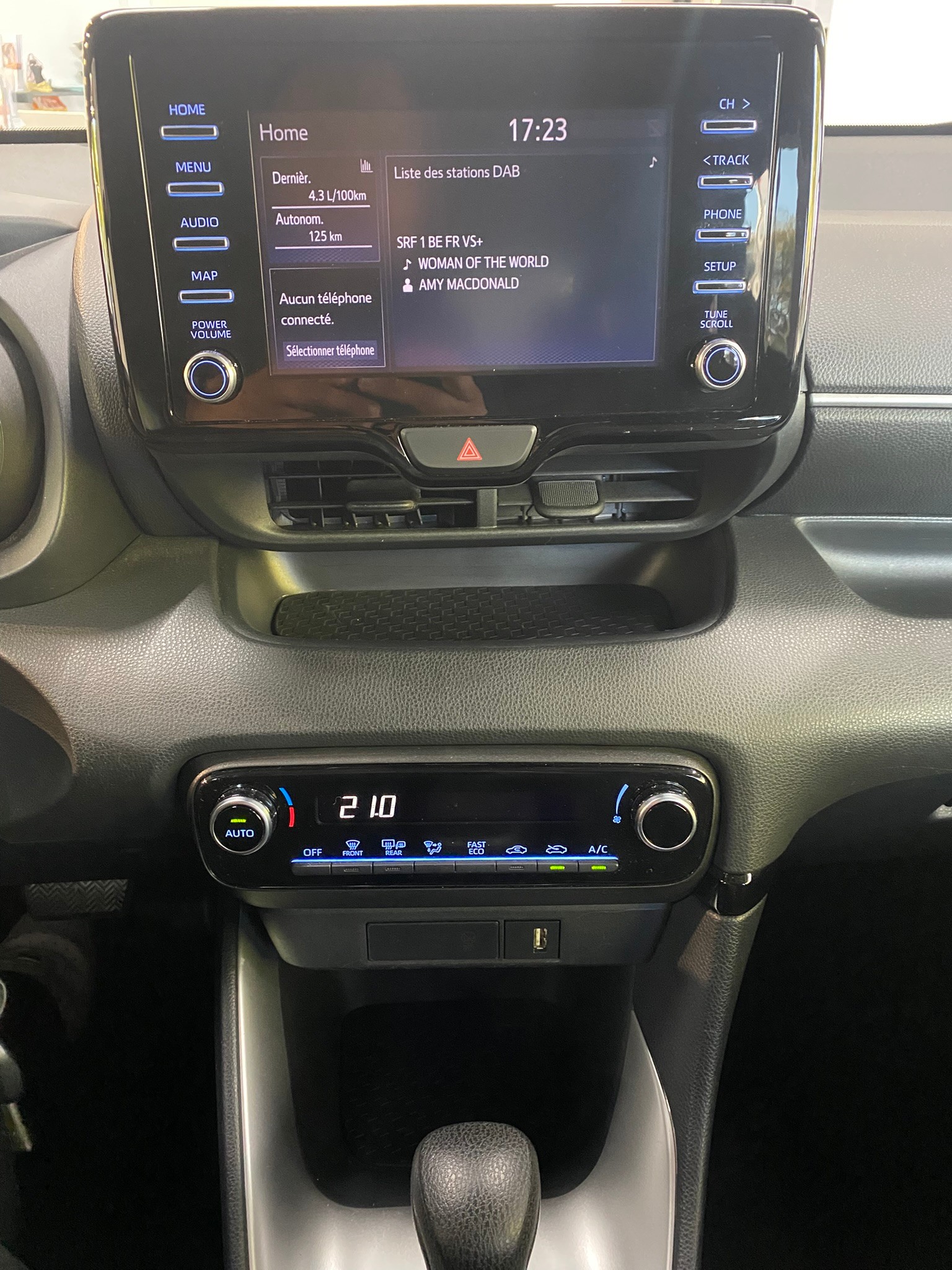 TOYOTA Yaris 1.5 Trend e-CVT-image-23