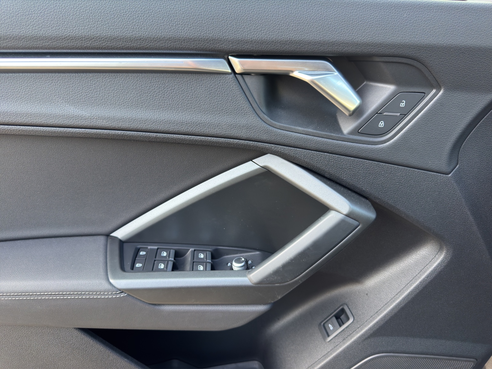 AUDI Q3 40 TFSI S line quattro S-tronic-image-14