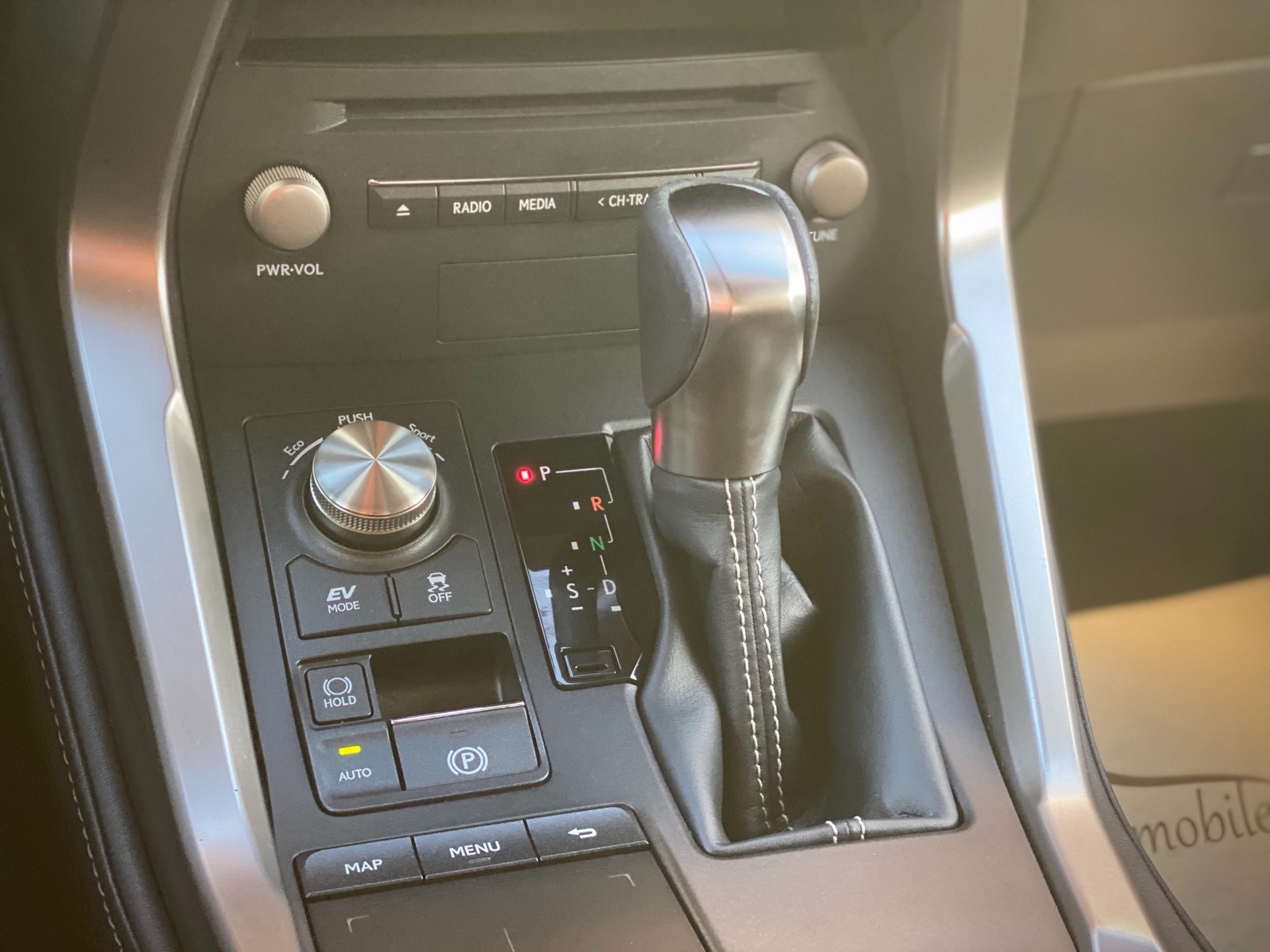 LEXUS NX 300h Diamond E-Four Automatic - Véhicule Suisse (CH)-image-12