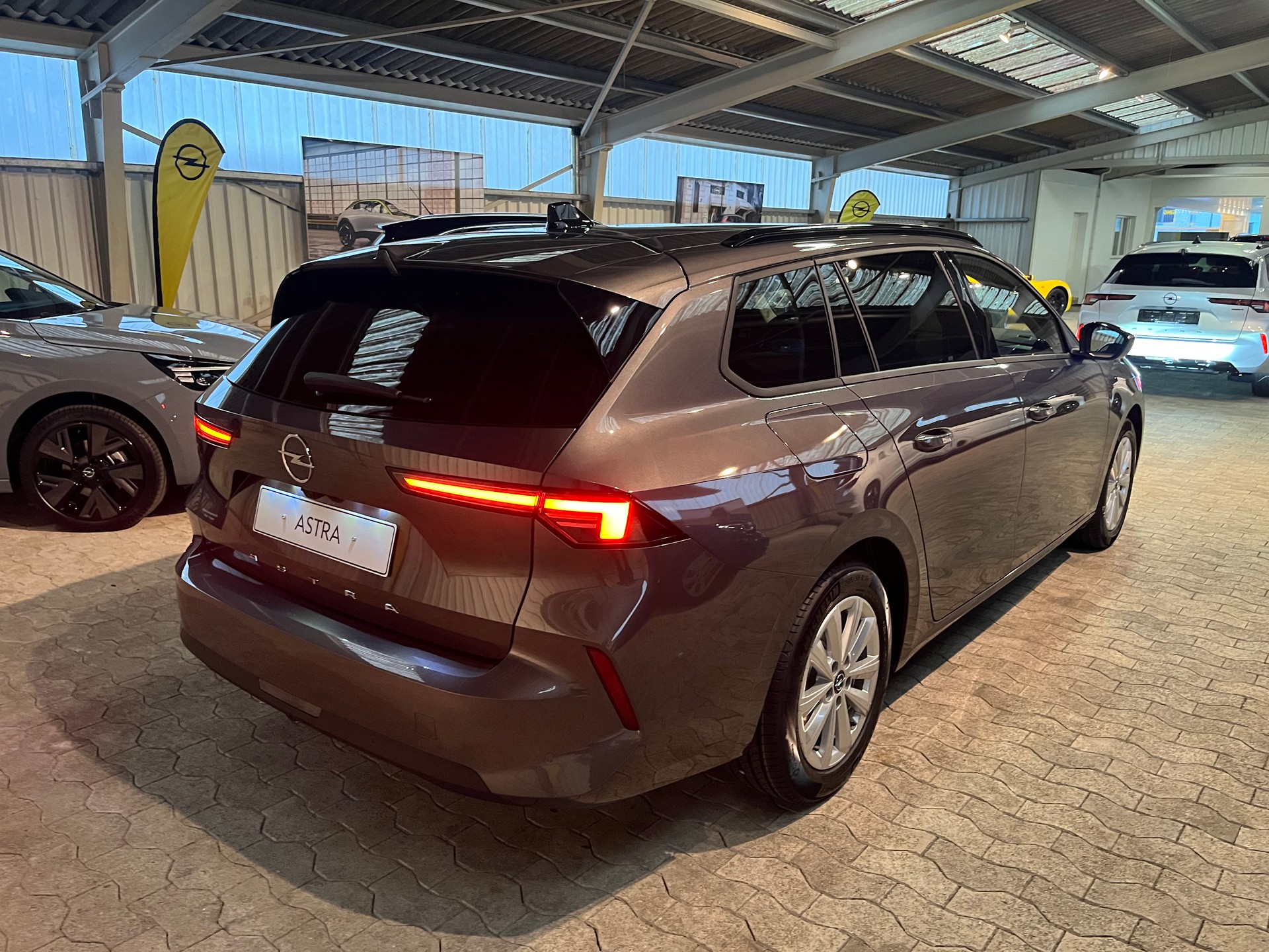 OPEL Astra Sports Tourer 1.2i Turbo Swiss A-image-7