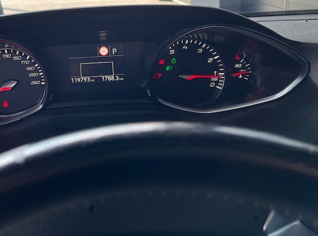 PEUGEOT 308 1.2 Pure Tech Allure EAT8-image-5