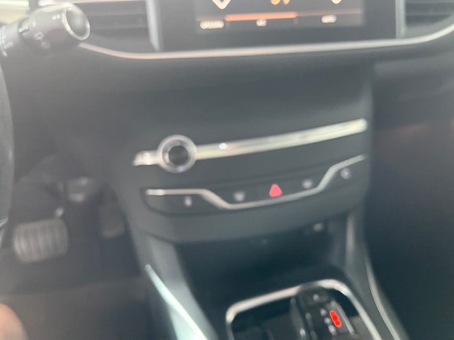 PEUGEOT 308 1.2 Pure Tech Allure EAT8-image-6