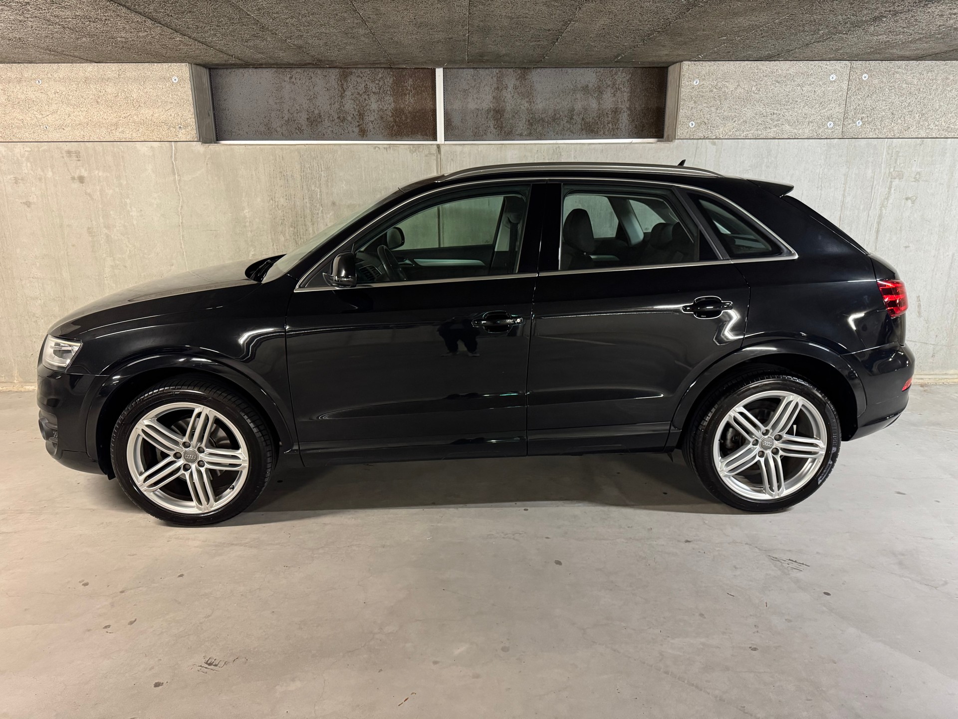 AUDI Q3 2.0 TFSI quattro S-tronic-showroom-element-1