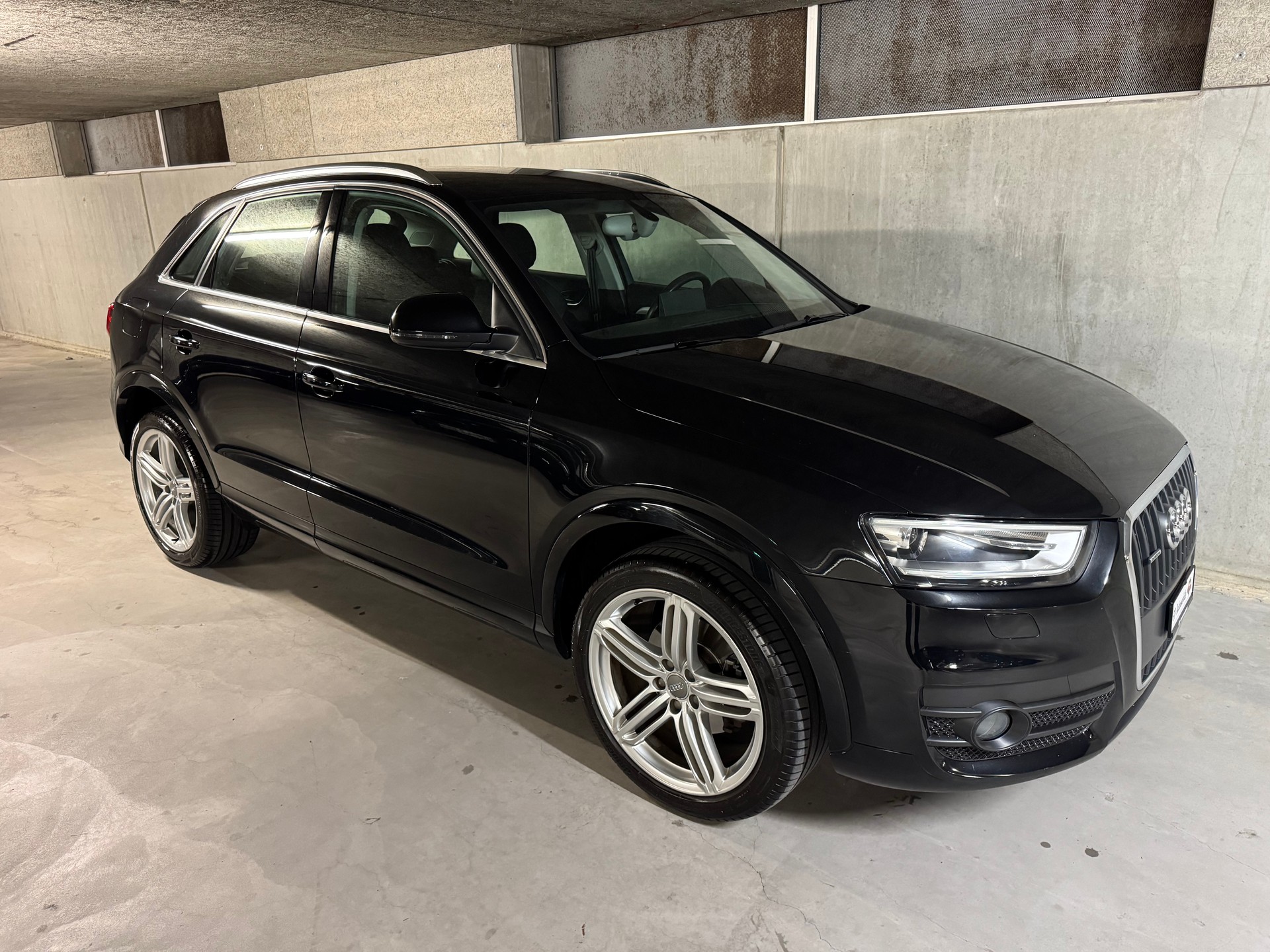 AUDI Q3 2.0 TFSI quattro S-tronic-showroom-element-3