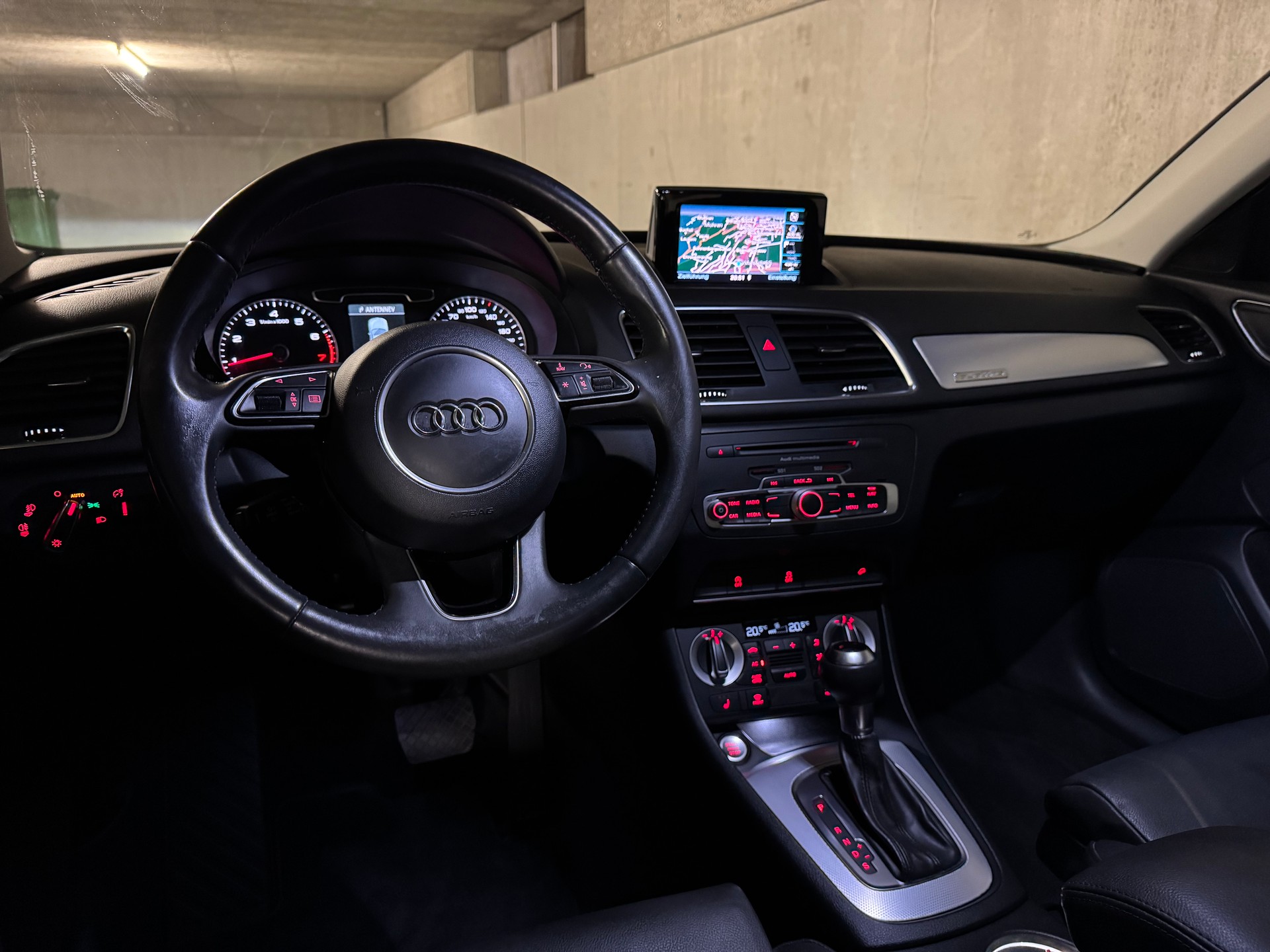 AUDI Q3 2.0 TFSI quattro S-tronic-image-26