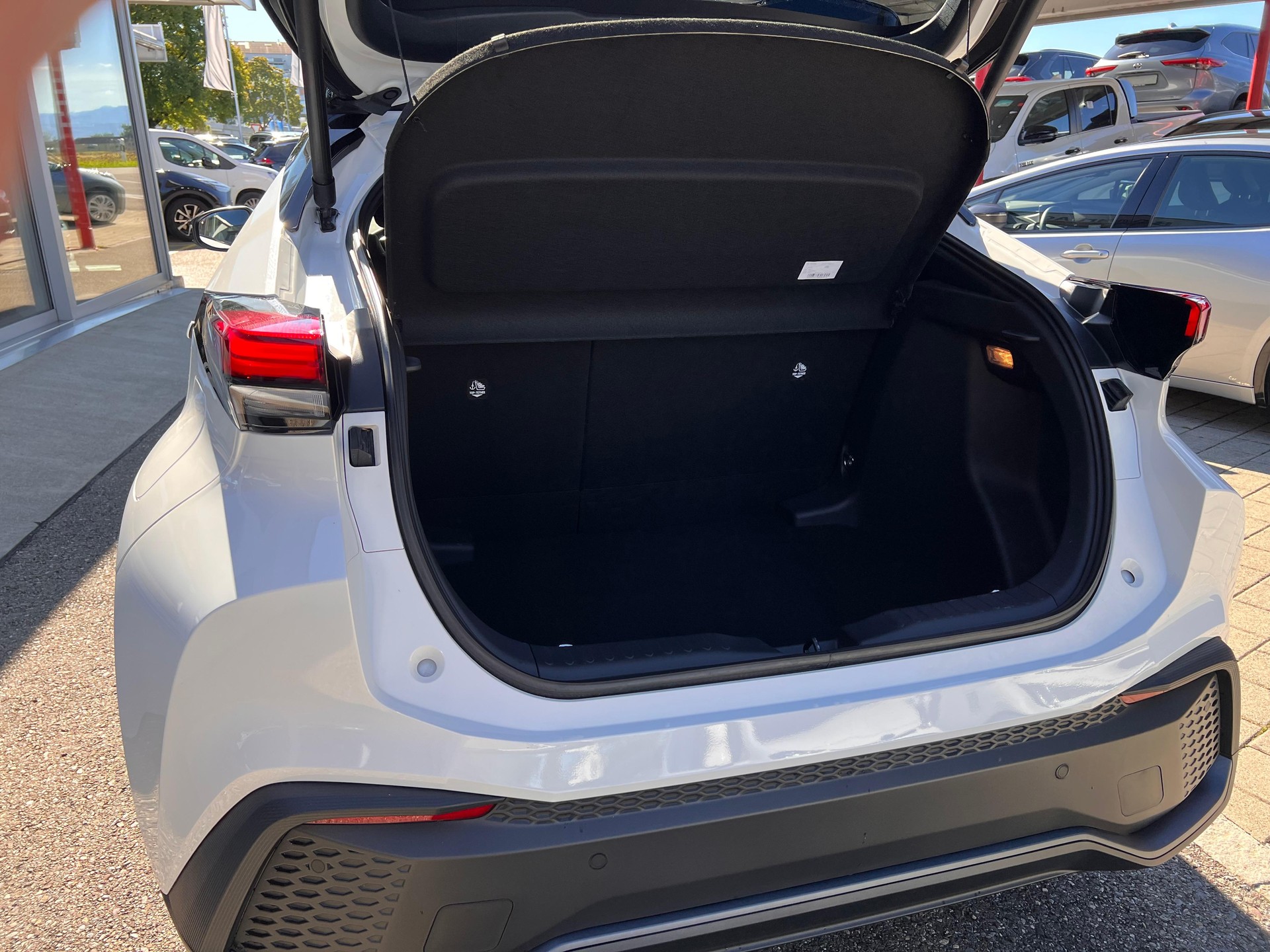 TOYOTA C-HR 1.8 HEV Trend-image-6