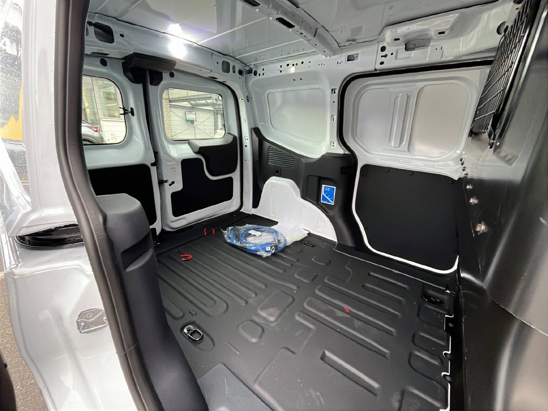 FORD E-Transit Courier Van Trend-image-19