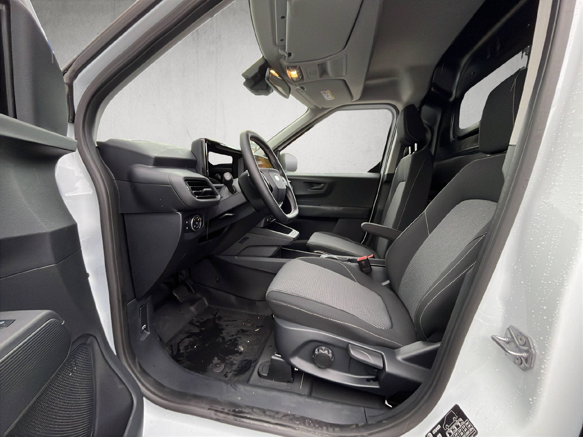 FORD E-Transit Courier Van Trend-image-9