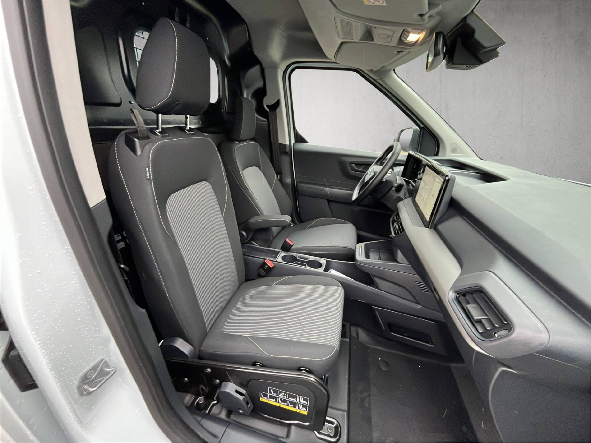 FORD E-Transit Courier Van Trend-image-18