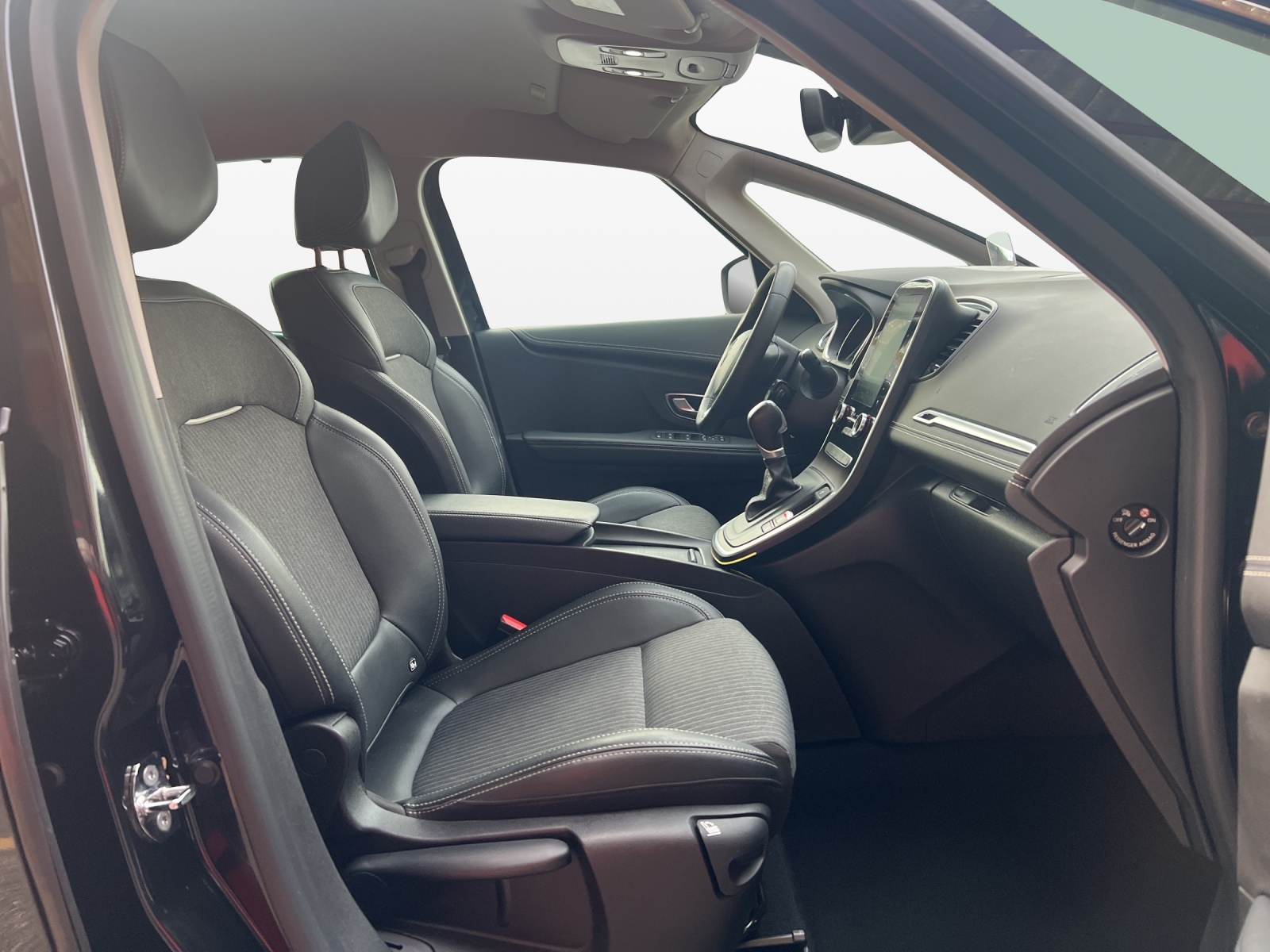 RENAULT Grand Scénic 1.3 16V Techno EDC 7 Plätzer-image-14