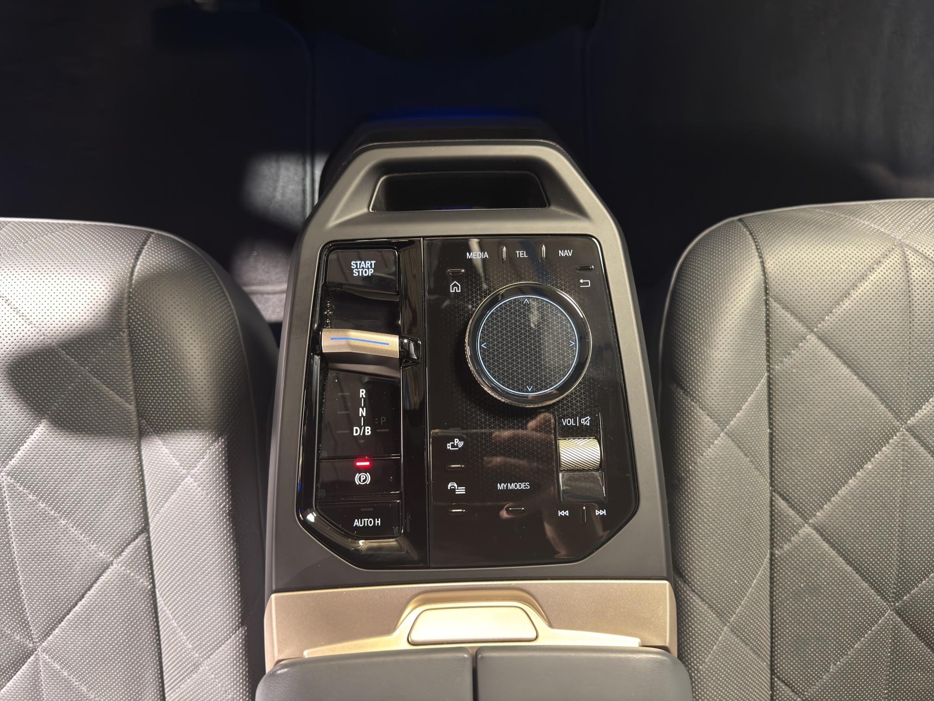 BMW iX xDrive40-image-10